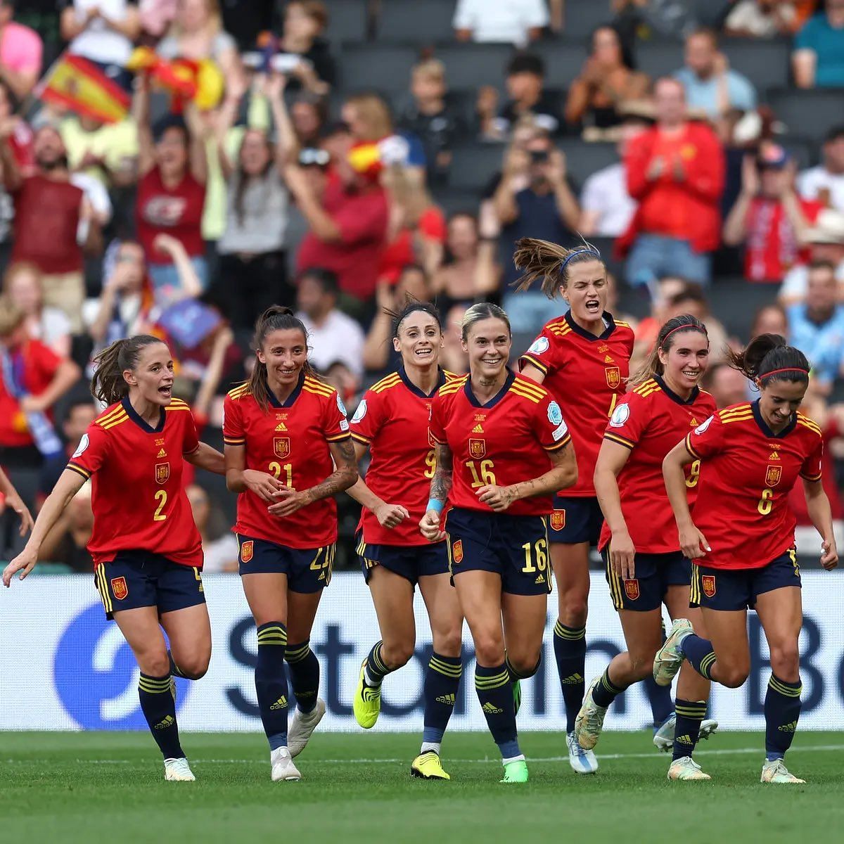 स्पेनिश टीम की 15 महिला फुटबॉल खिलाड़ियों ने इस्तीफा दे दिया है।