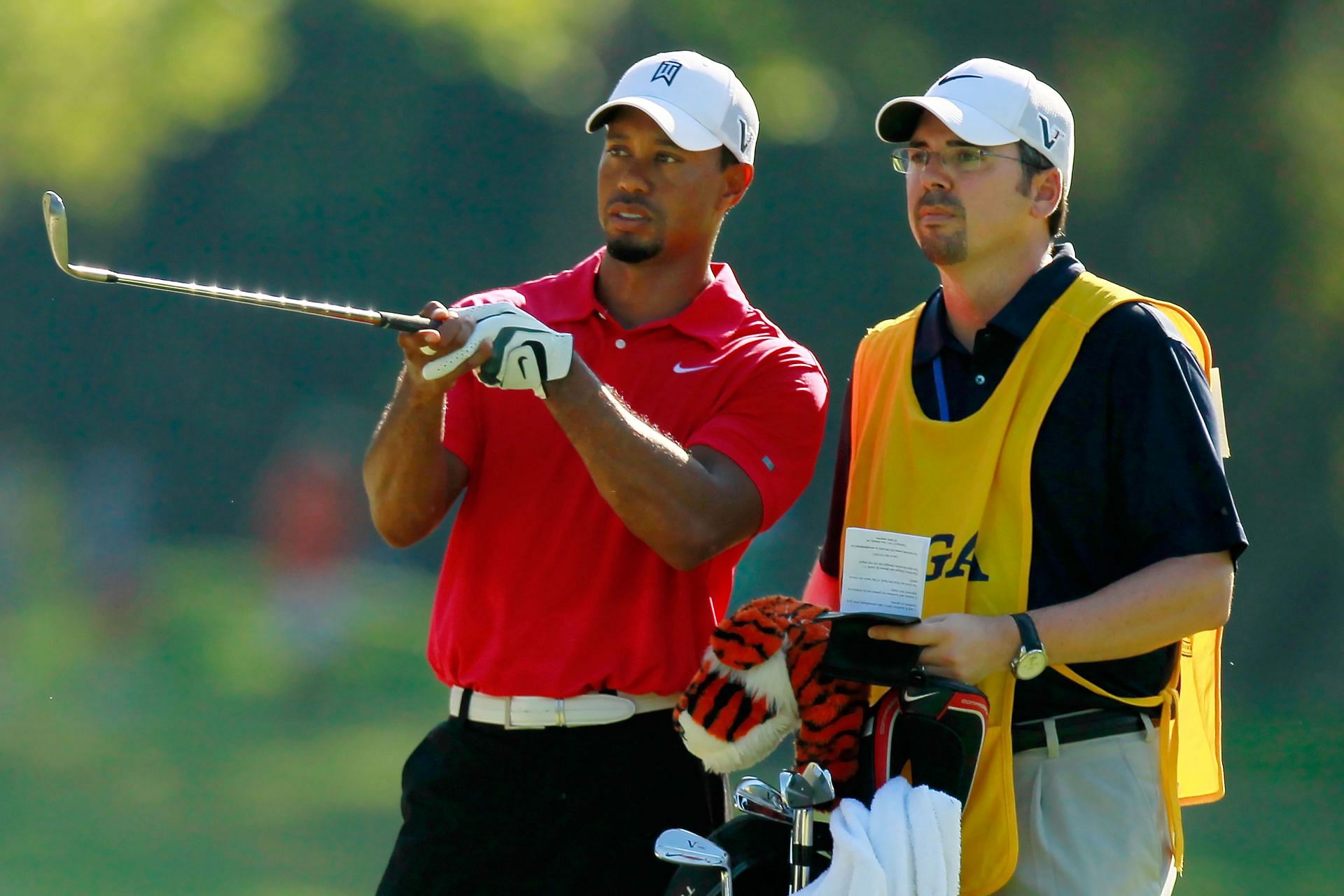 Tiger Woods and caddie Bryon Bell (Image via Kevin C. Cox / Getty Images)