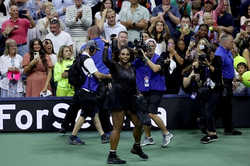 Serena Williams thanks the fans after being defeated by Ajla Tomlijanovic at the 2022 US Open 