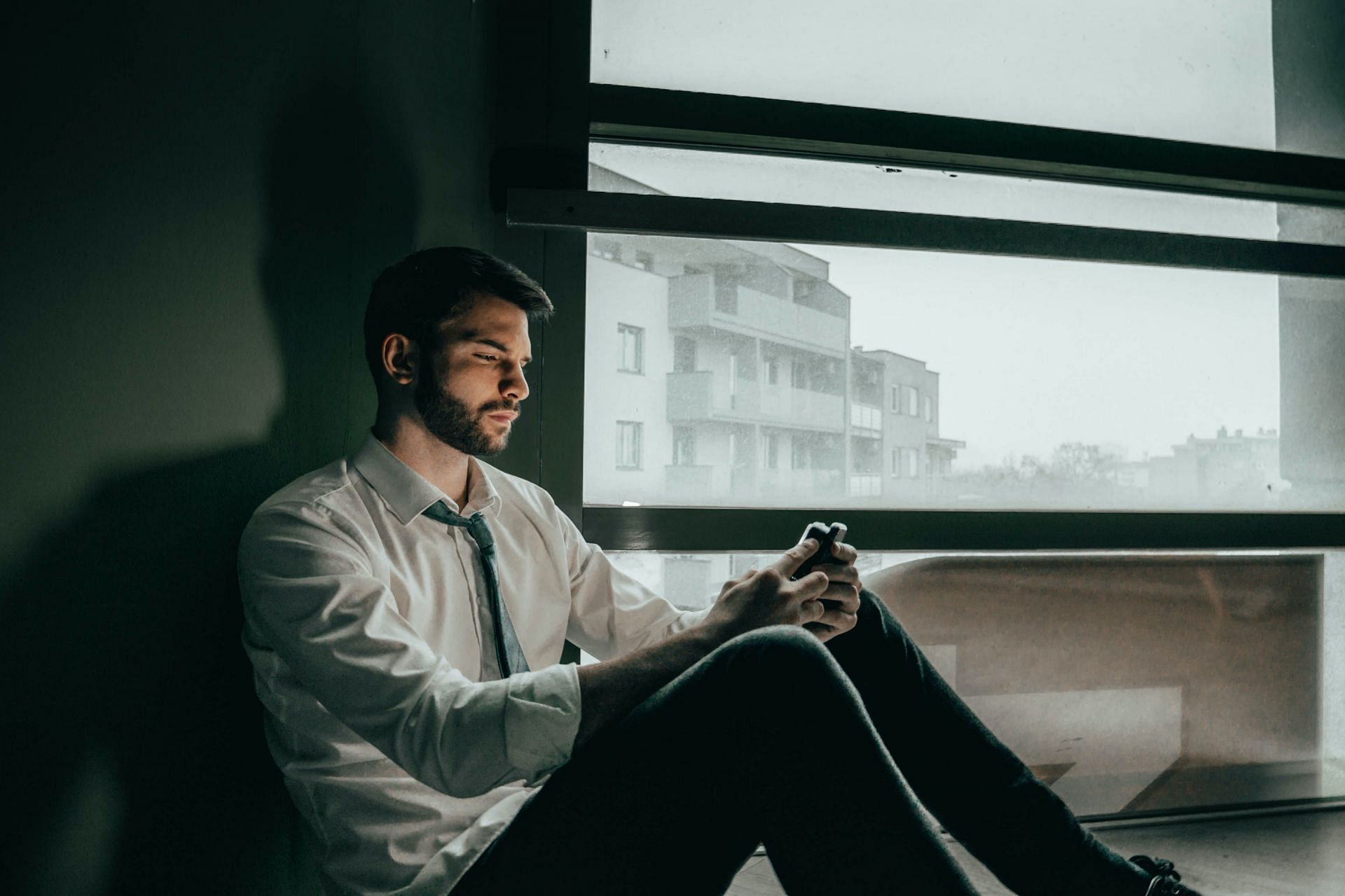 Being ghosted causes us emotional turmoil leaving us to cling on desperately to any form of communication from those who deserted us (Image via unsplash/ Borna Hrzina)