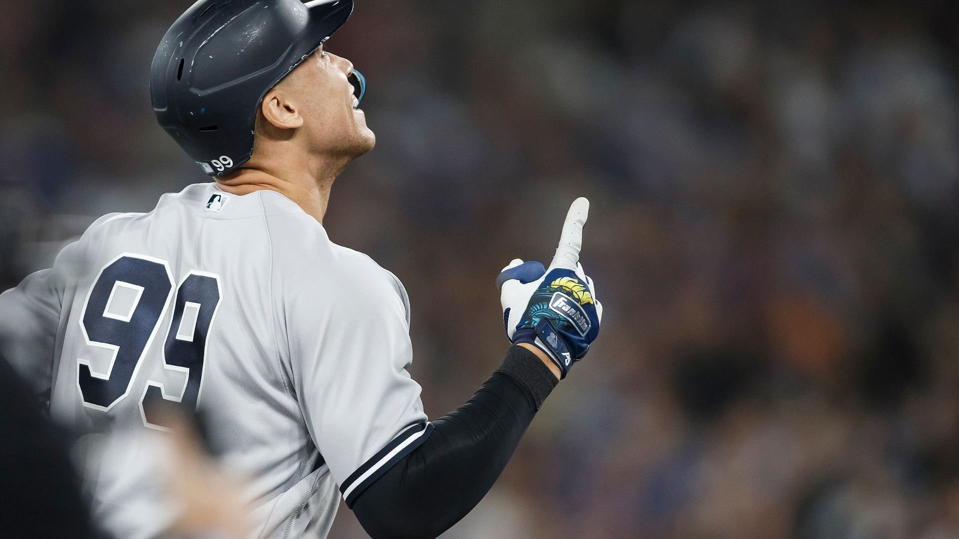 Blue Jays fan throws glove after missing Aaron Judge's 61st homer