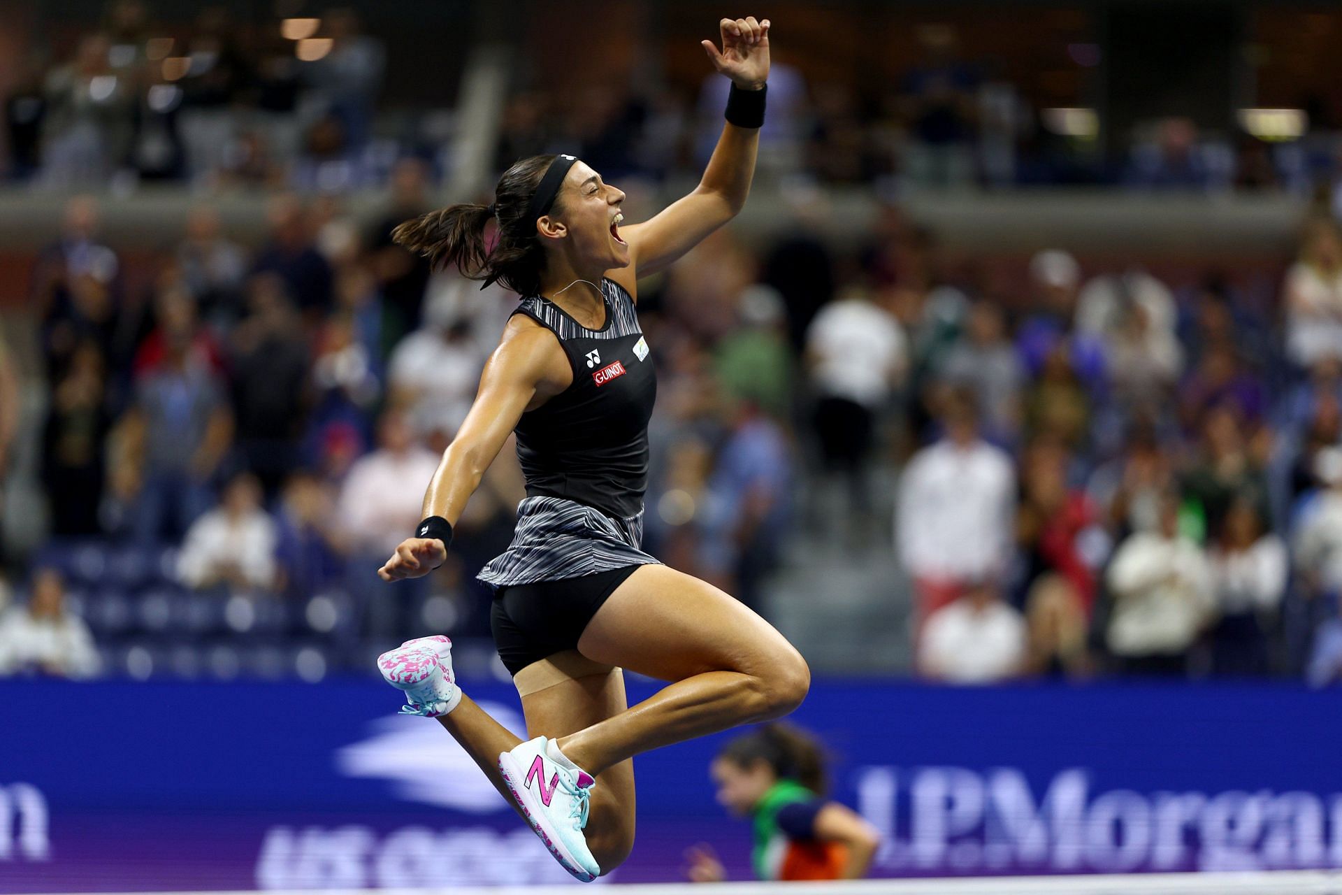 क्वार्टरफाइनल में जीत के बाद हवा में खुशी से उछलते हुए कैरोलीन गार्सिया।