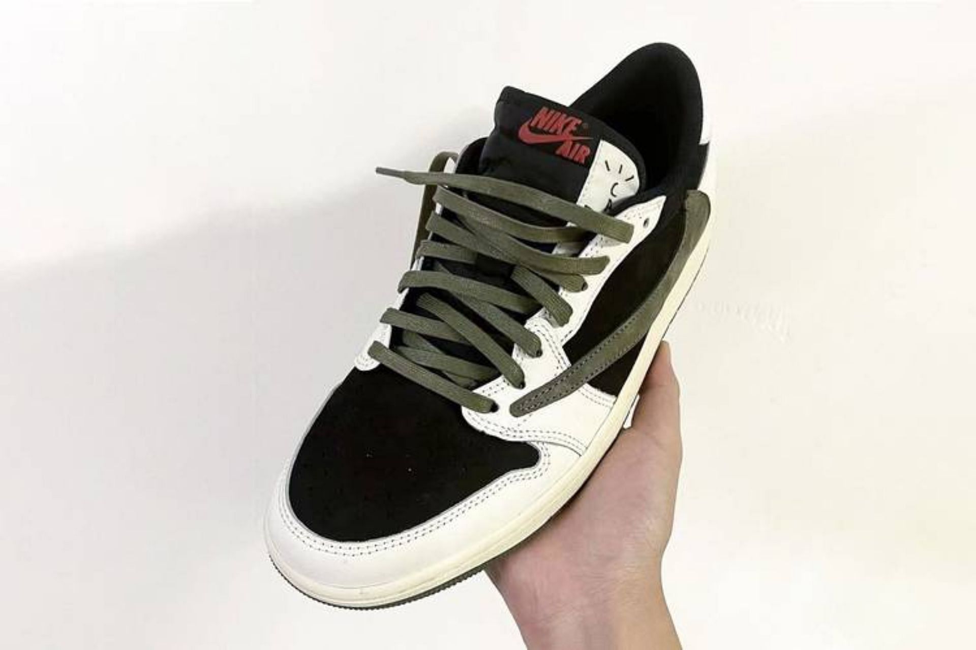 Take a closer look at the Air Jordan 1 Low Olive shoe (Image via Instagram/@die_sel666)