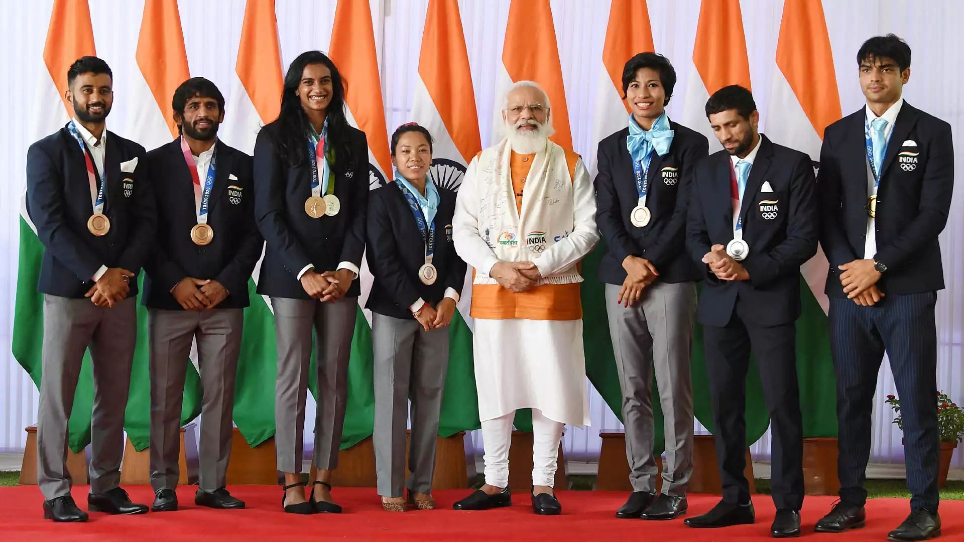 PM Narendra Modi meets India&#039;s Tokyo Olympics contingent (Image via PTI)