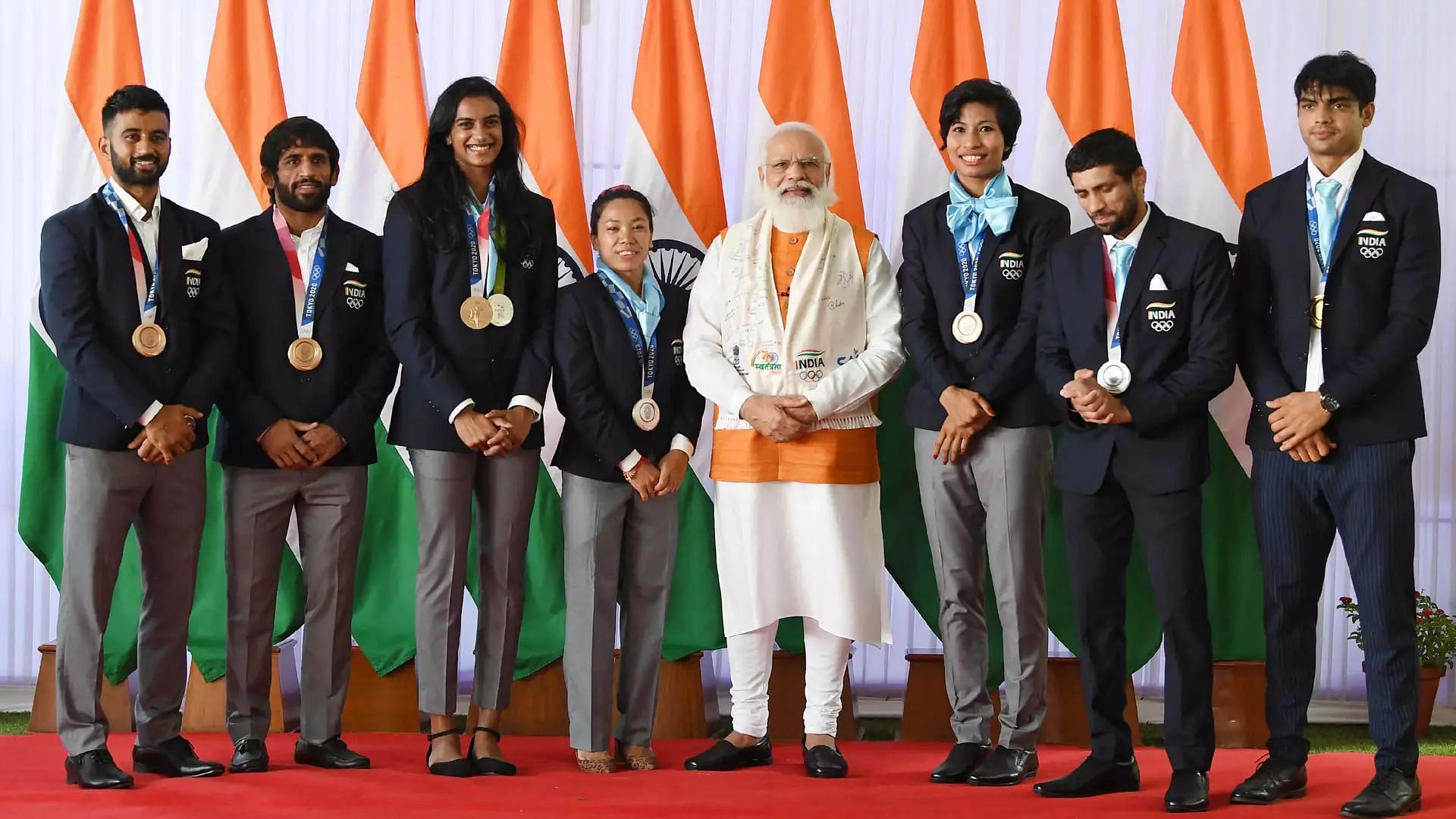 PM Narendra Modi meets India's Tokyo Olympics contingent (Image via PTI)