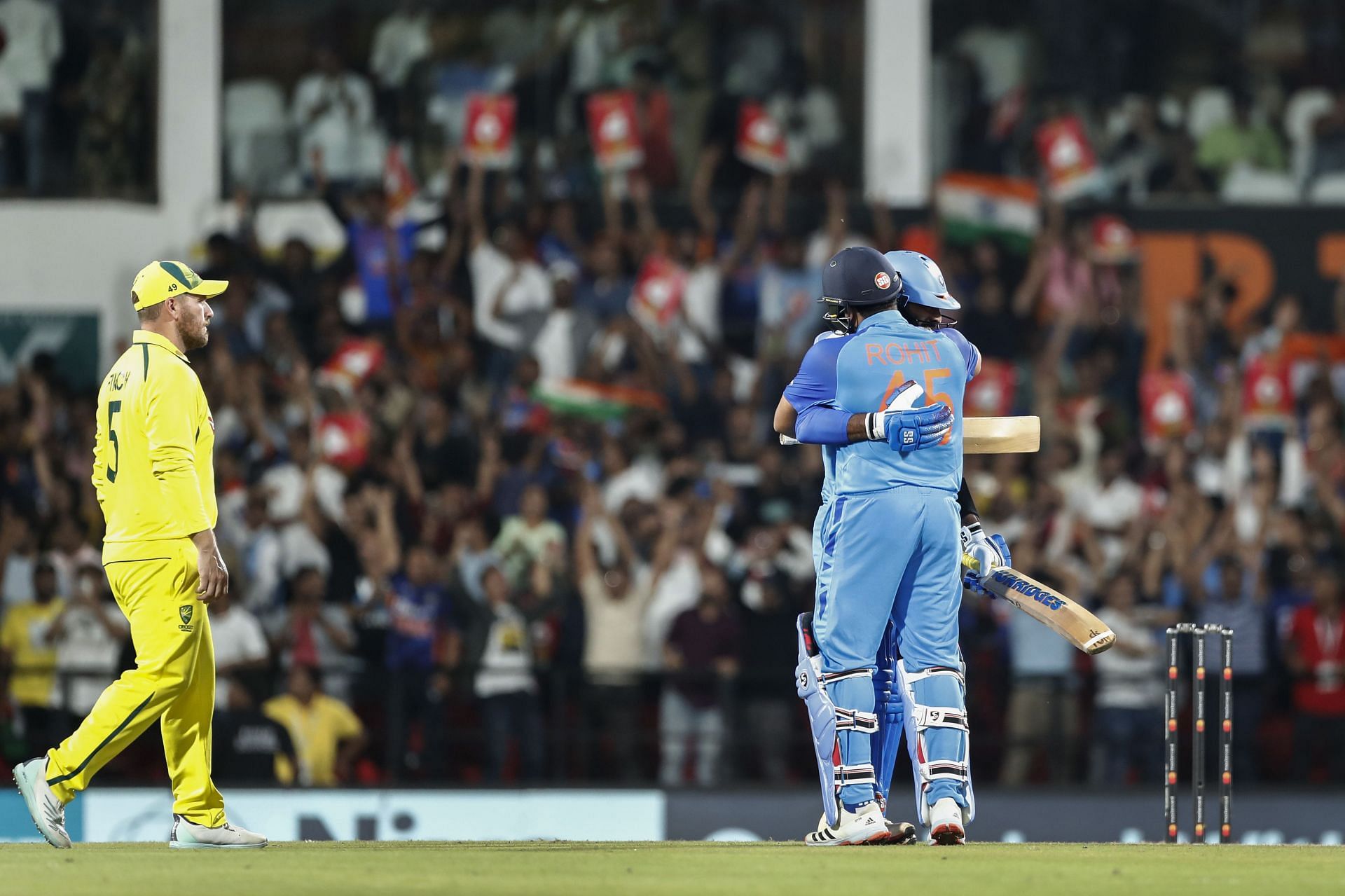 [WATCH] Coşkulu Rohit Sharma, Team India Nagpur T20I'yi kucakladıktan sonra Dinesh Karthik'e sarıldı