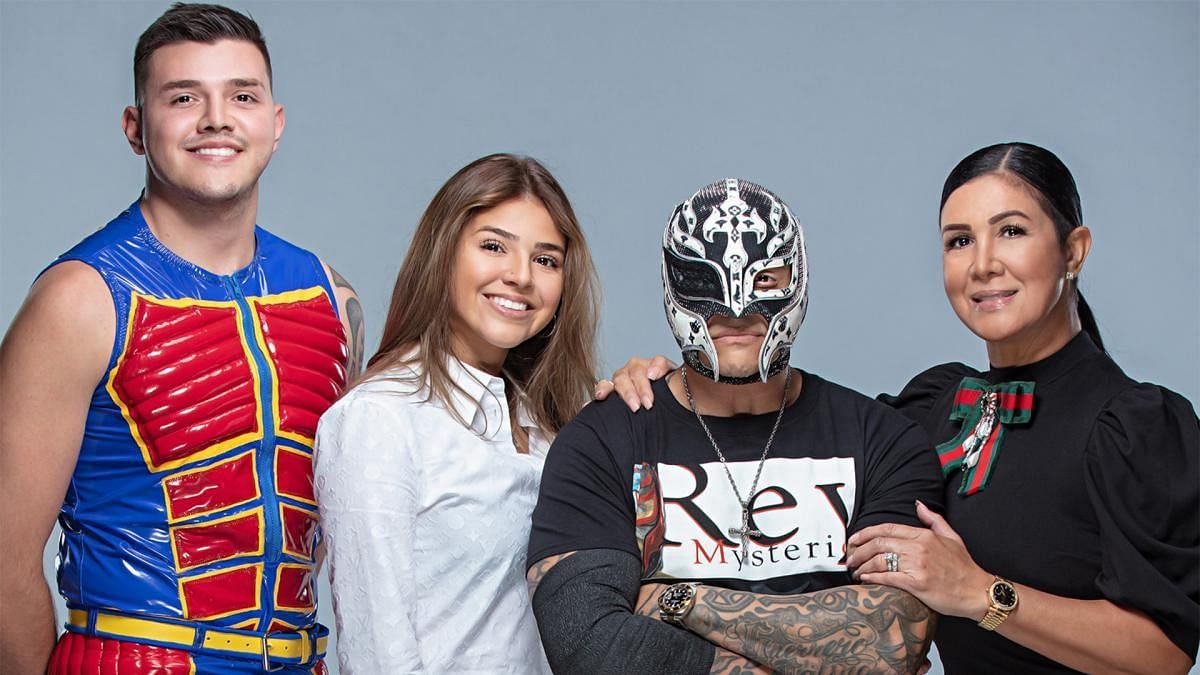 A wonderful photoshoot of the happy Mysterio family before the family split thanks to The Judgment Day