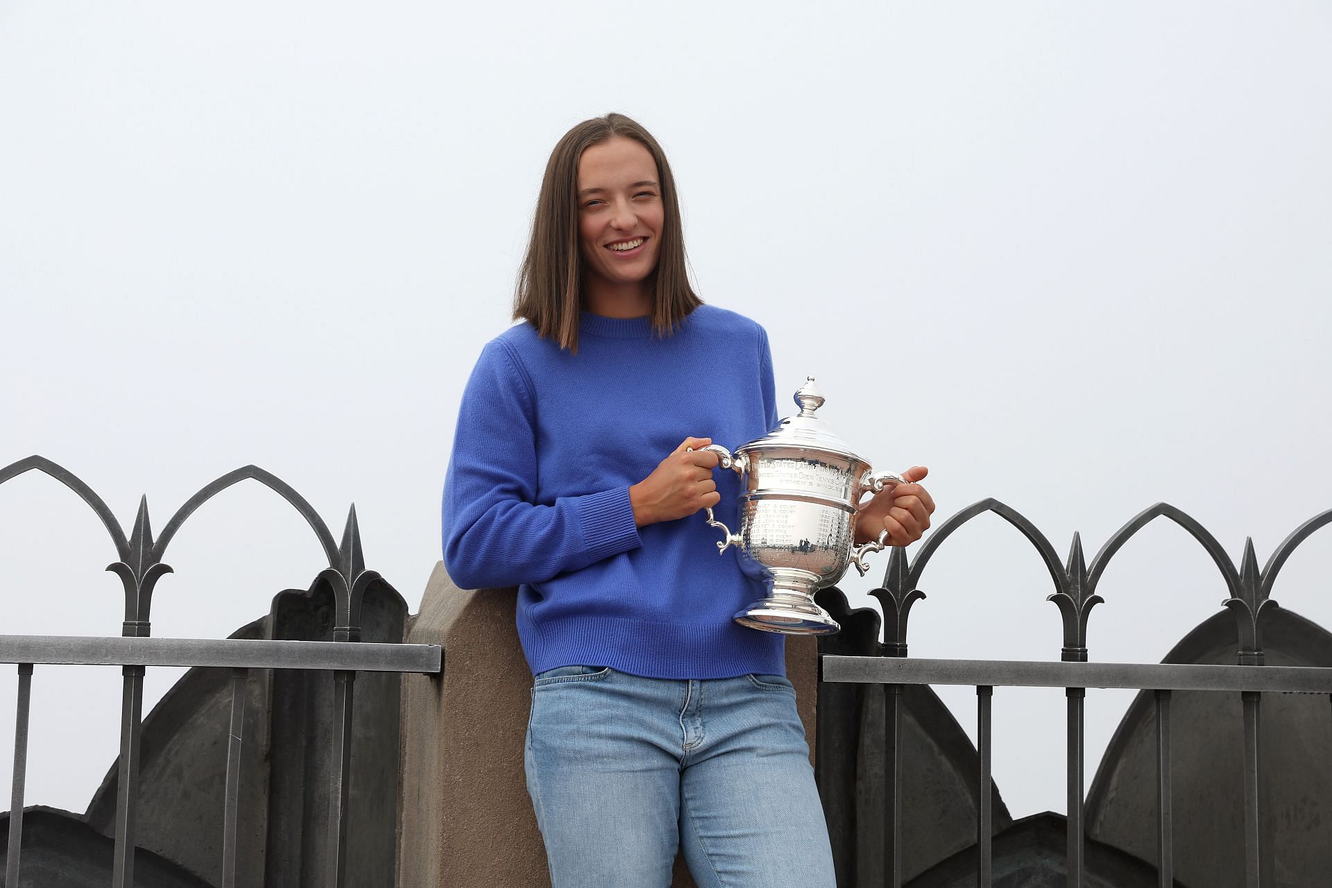 Iga Swiatek poses with US Open 2022 trophy. Photo by Julian Finney/Getty Images