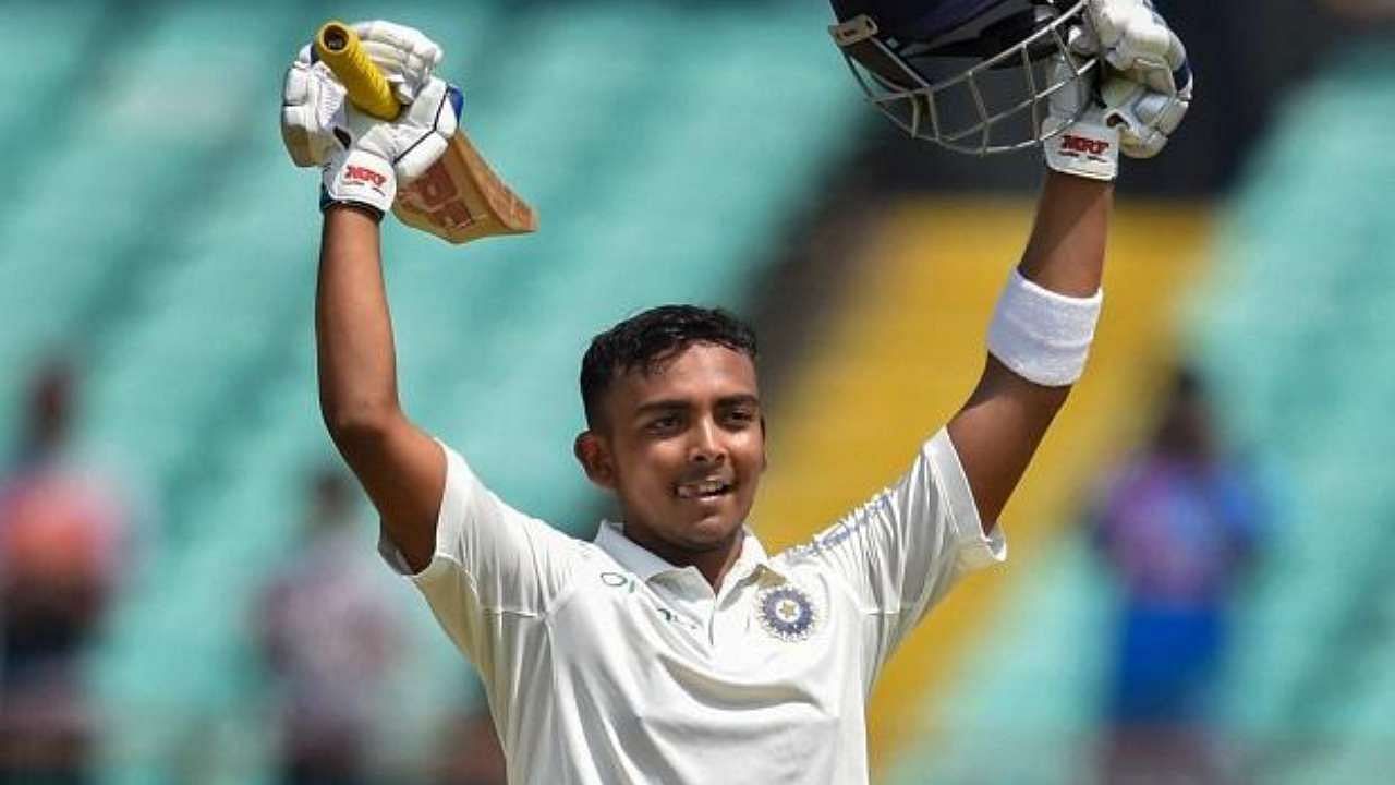 डेब्यू टेस्ट मैच में शतक लगाने वाले पृथ्वी शॉ सबसे युवा भारतीय खिलाड़ी हैं 
