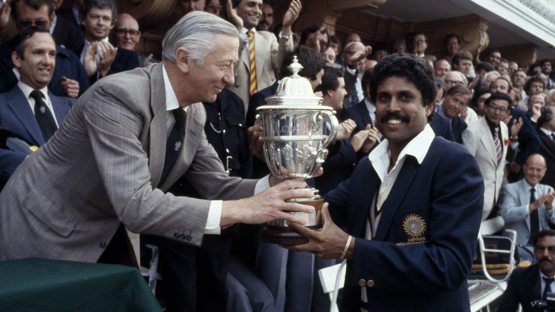 कप्तान कपिल देव 1983 वर्ल्ड कप ट्रॉफी के साथ
