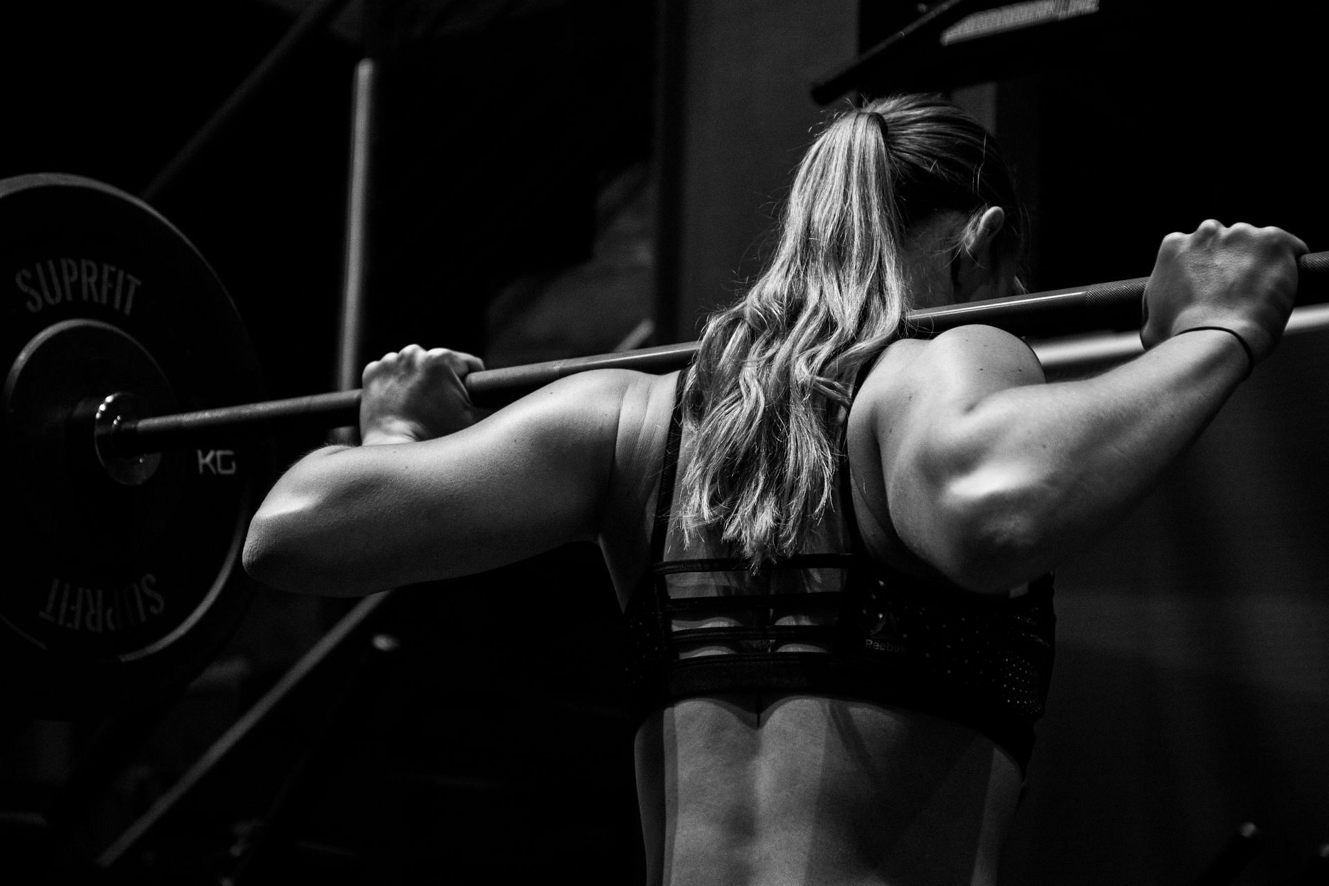 Appropriate diet and weighted exercises can help reduce back fat. (Image via Unsplash / Sven Mieke)