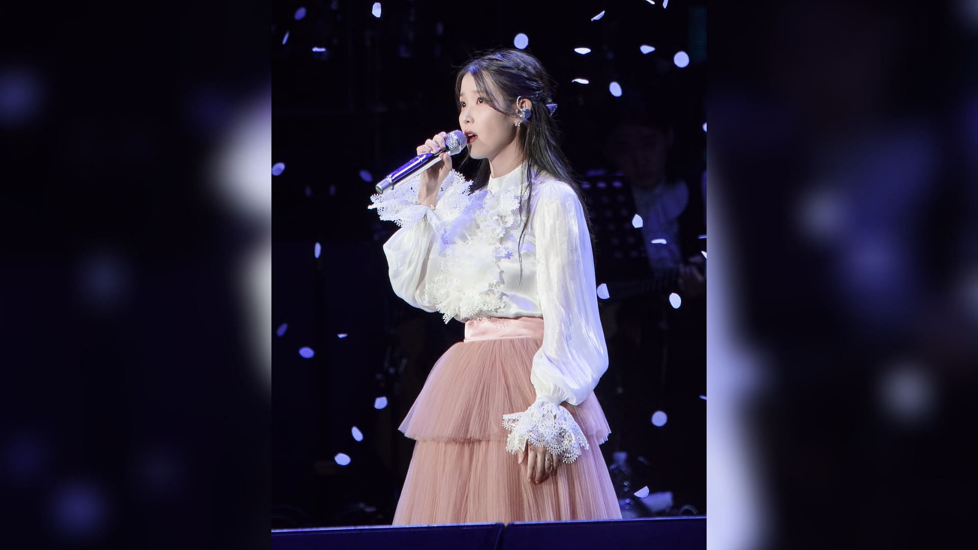 Jieun paired a ruffled white shirt with a peach tulle skirt (Image via Twitter/JongHeon_IU0516)