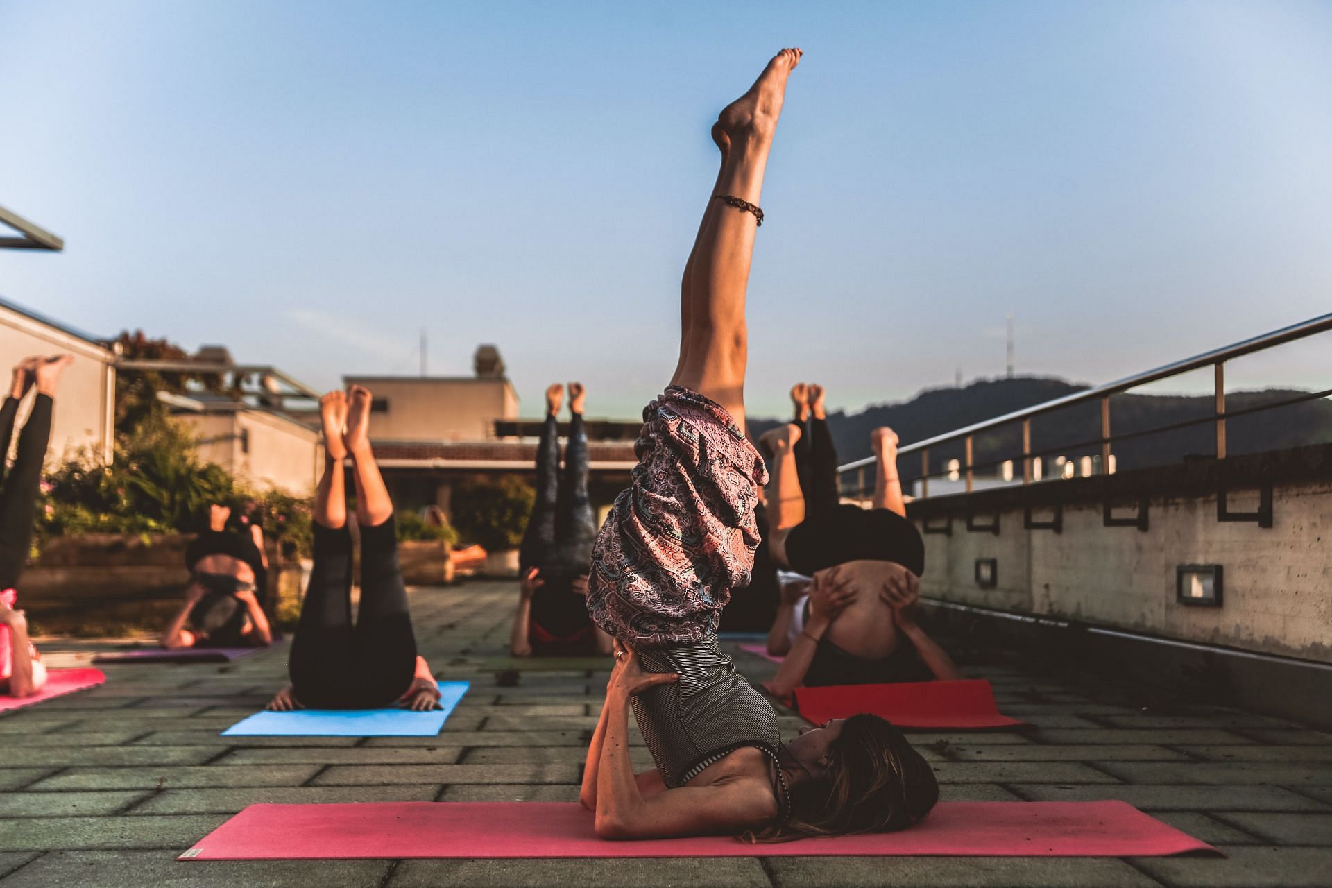 Yoga strengthens the core and tones the body. (Image via Pexels/Amin Sujan)