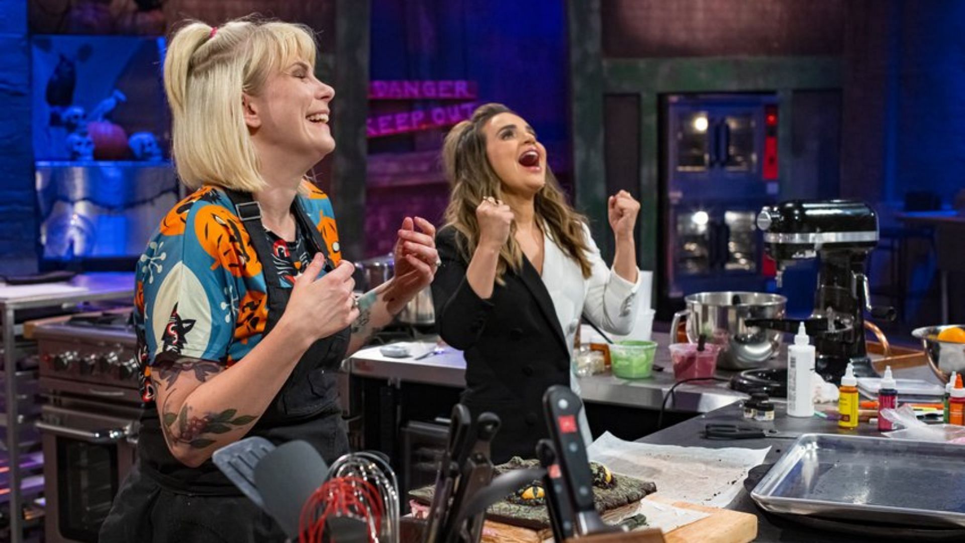 Rebecca and Rosanna from Halloween Cookie Challenge (Image via Twitter/@FoodNetwork)