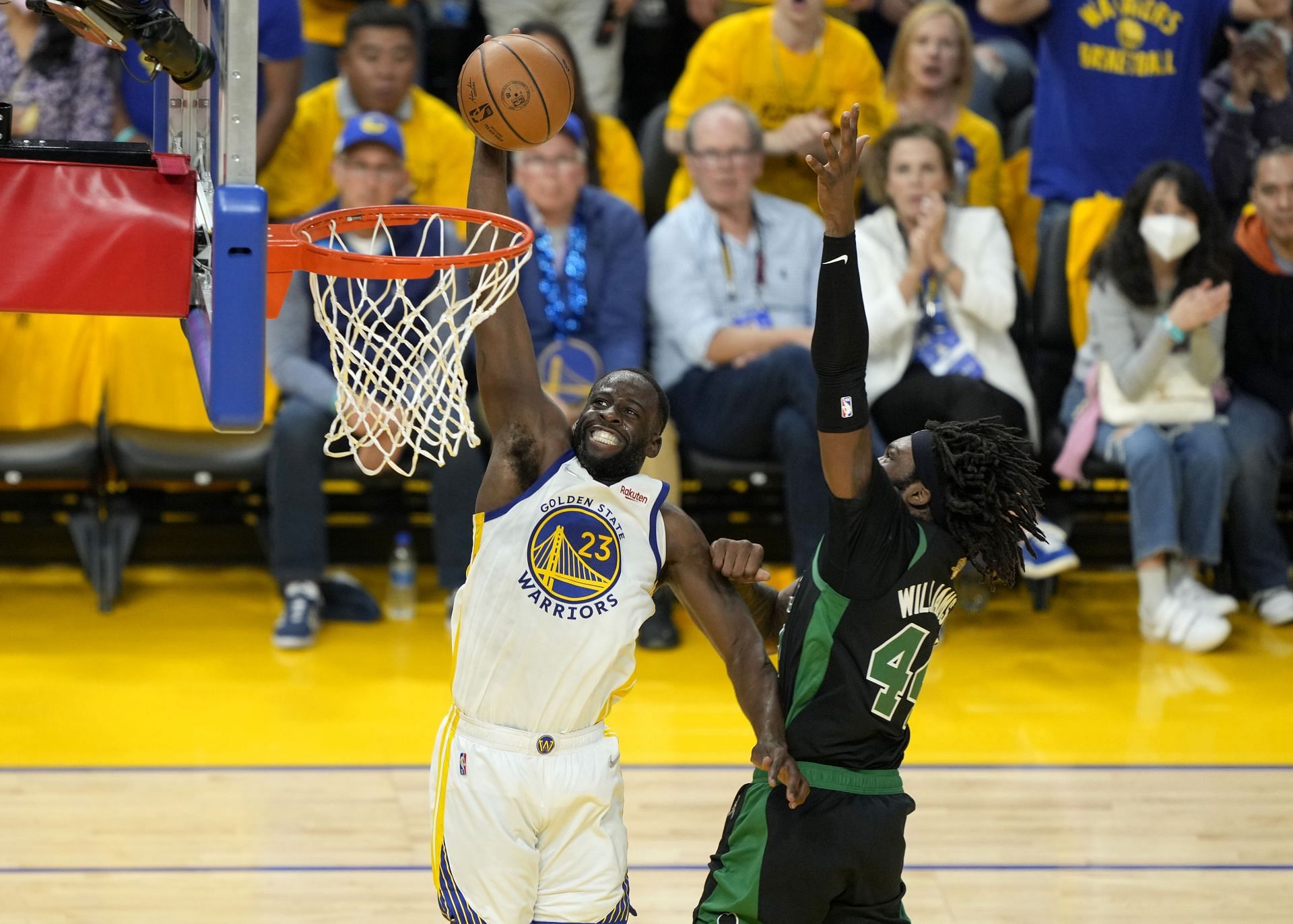 Draymond Green of the Warriors drives to the basket against Robert Williams III of the Boston Celtics