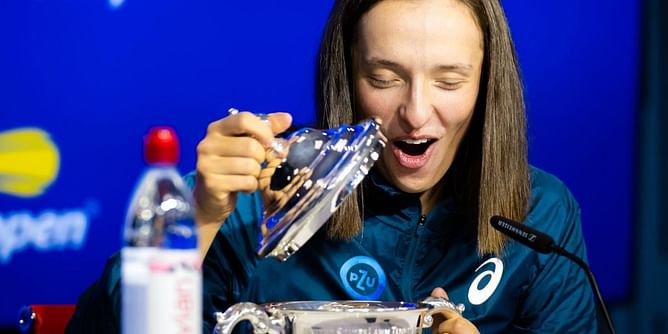 Watch: Iga Swiatek giddy with delight after finding special surprise inside US Open trophy
