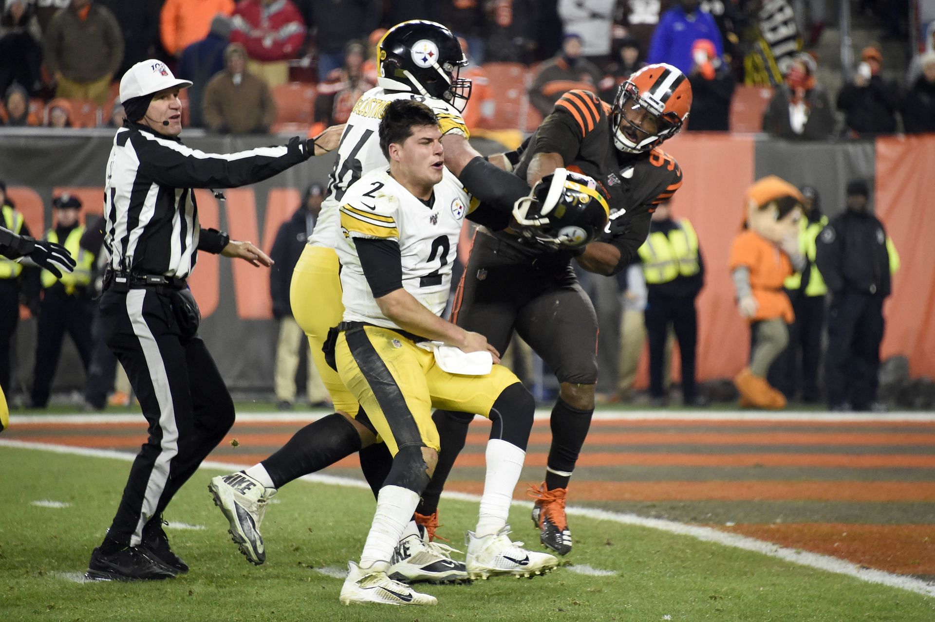 Myles Garrett hits Mason Rudolph in the head with his own helmet, a  breakdown 