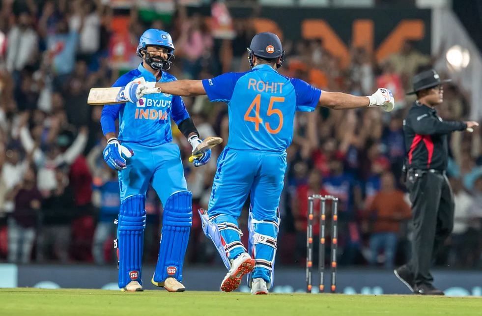 जीत का जश्न मनाते हुए रोहित-डीके (फोटो - BCCI)