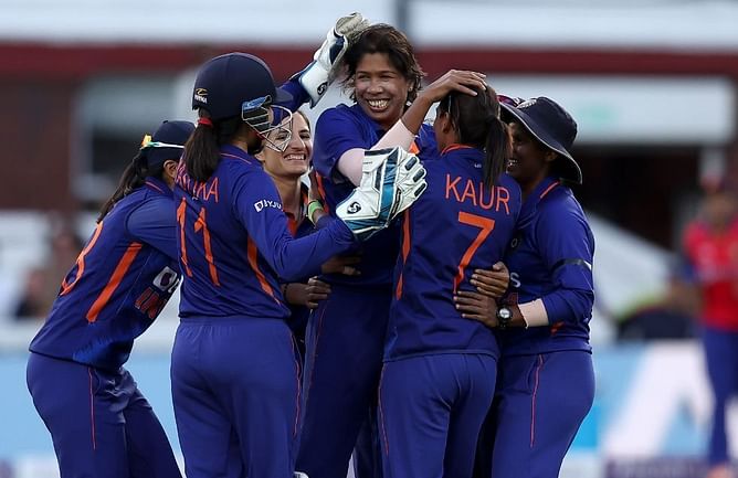 भारत ने नाटकीय अंदाज़ में इंग्लैंड को हराकर झूलन गोस्वामी को दी विदाई, अंतिम विकेट नए नियम से मिला