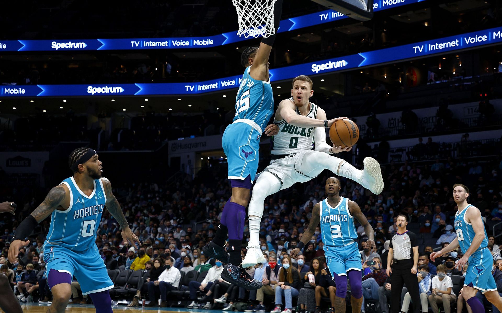 Donte DiVincenzo in action for the Milwaukee Bucks