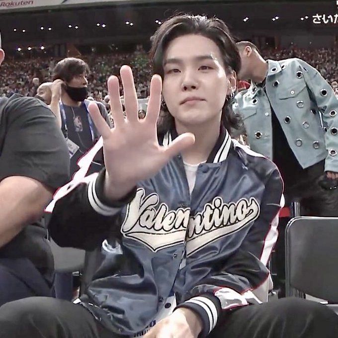 K-pop X NBA : Fans react to BTS' Suga's sweet exchanges with the Golden  State Warriors