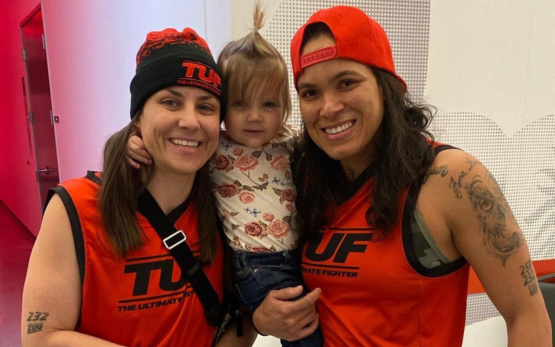Nina Nunes (left) and Amanda Nunes (right) with daughter (center) [Image courtesy: @amanda_leoa via Instagram]