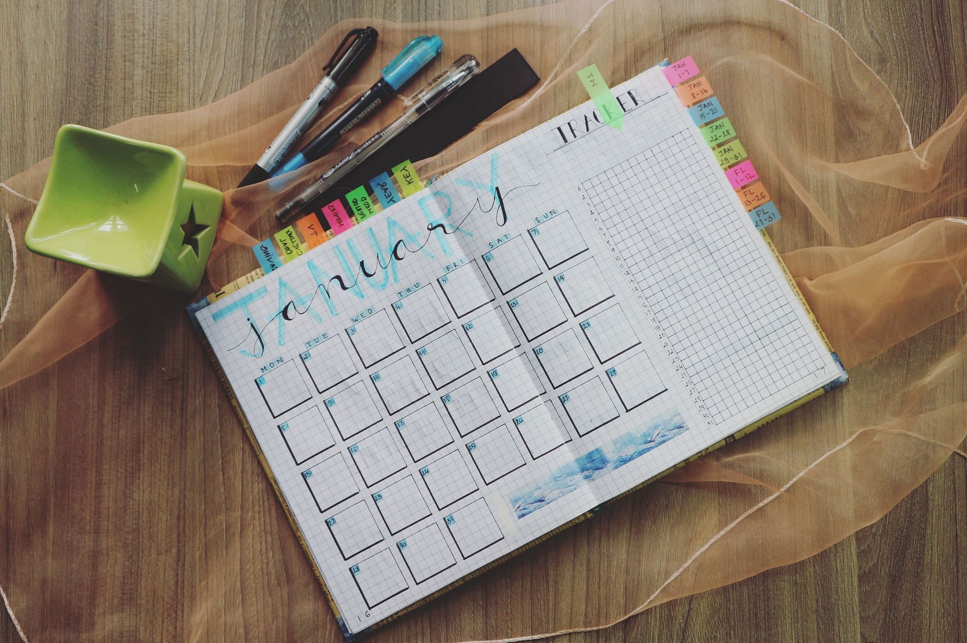 Planners help us to stick to a routine. (Image via Pexels/Bich Tran)