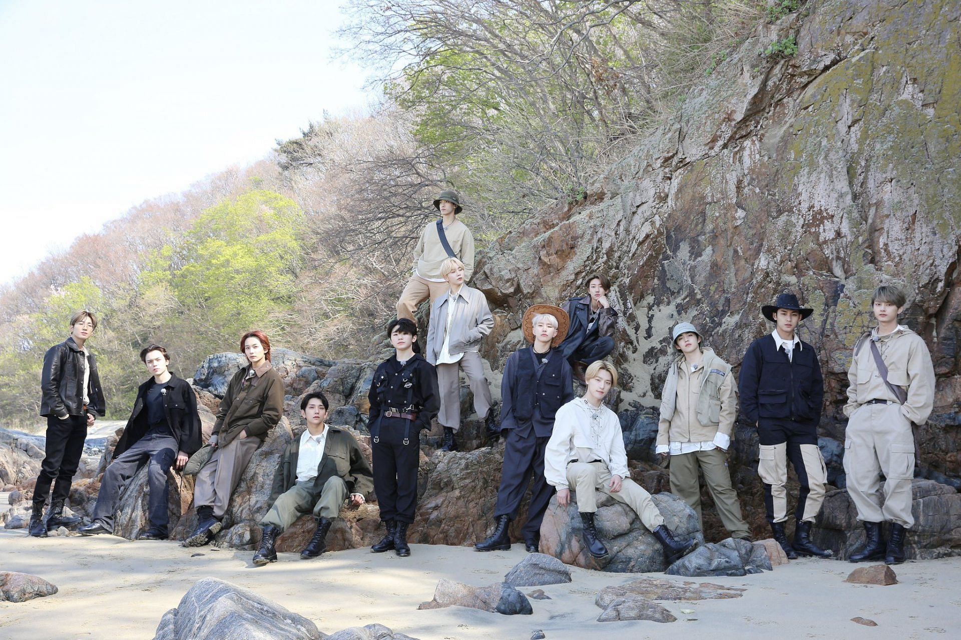 The GOING SEVENTEEN cast members pose for an episode based on an island. (Image via Twitter/ @carat1713_)