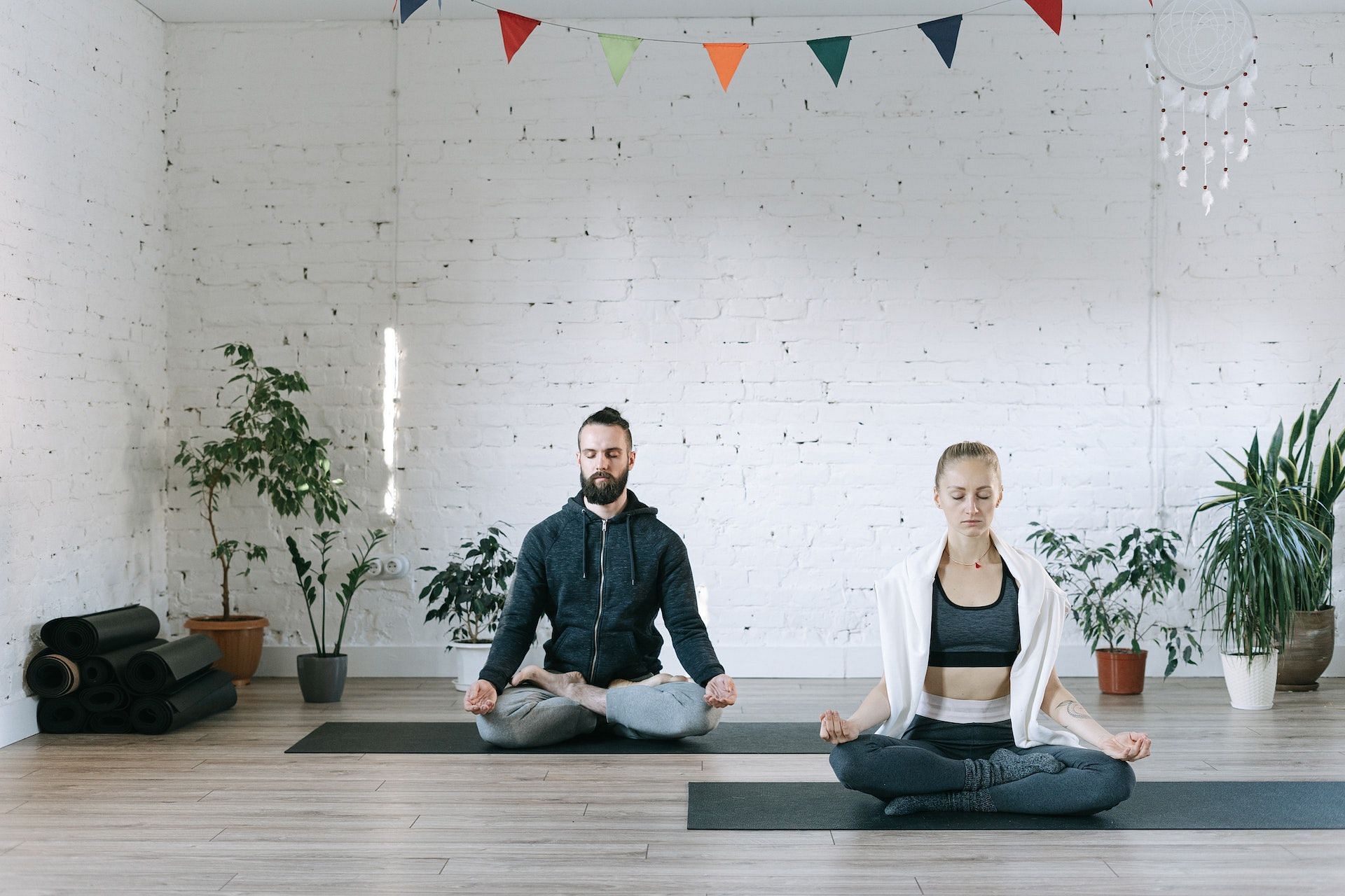 Yoga is the best way to detoxify your body. (Photo via Pexels/Ivan Samkov)