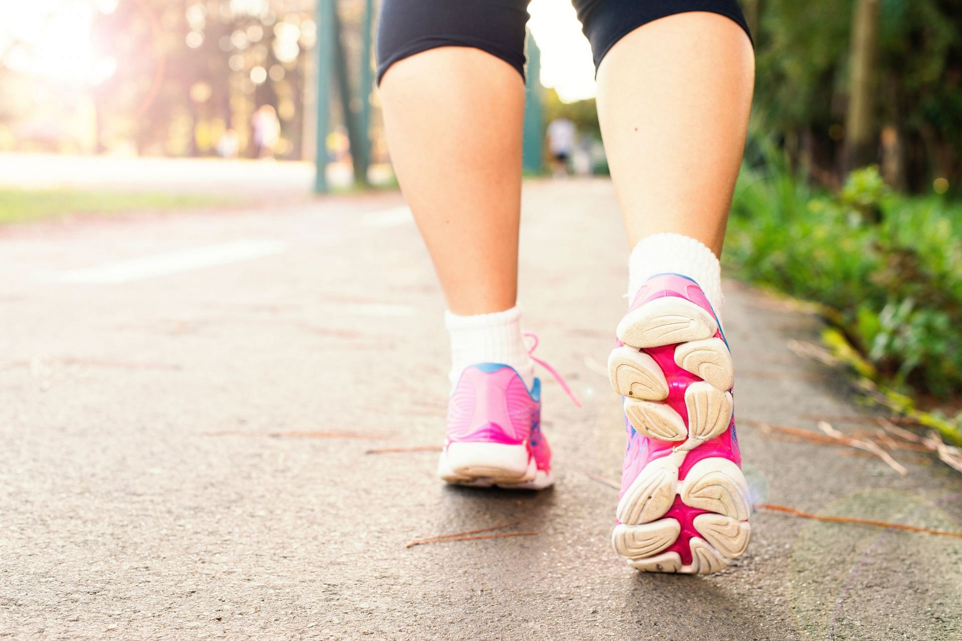 Daily walking can help burn belly fat and provide several other health benefits. (Image via Pexels / Daniel Reche)