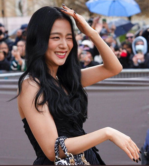 Dior CEO jokes 'If YG fires her, I'll take her' after running into  BLACKPINK's Jisoo and staff at Paris Fashion Week