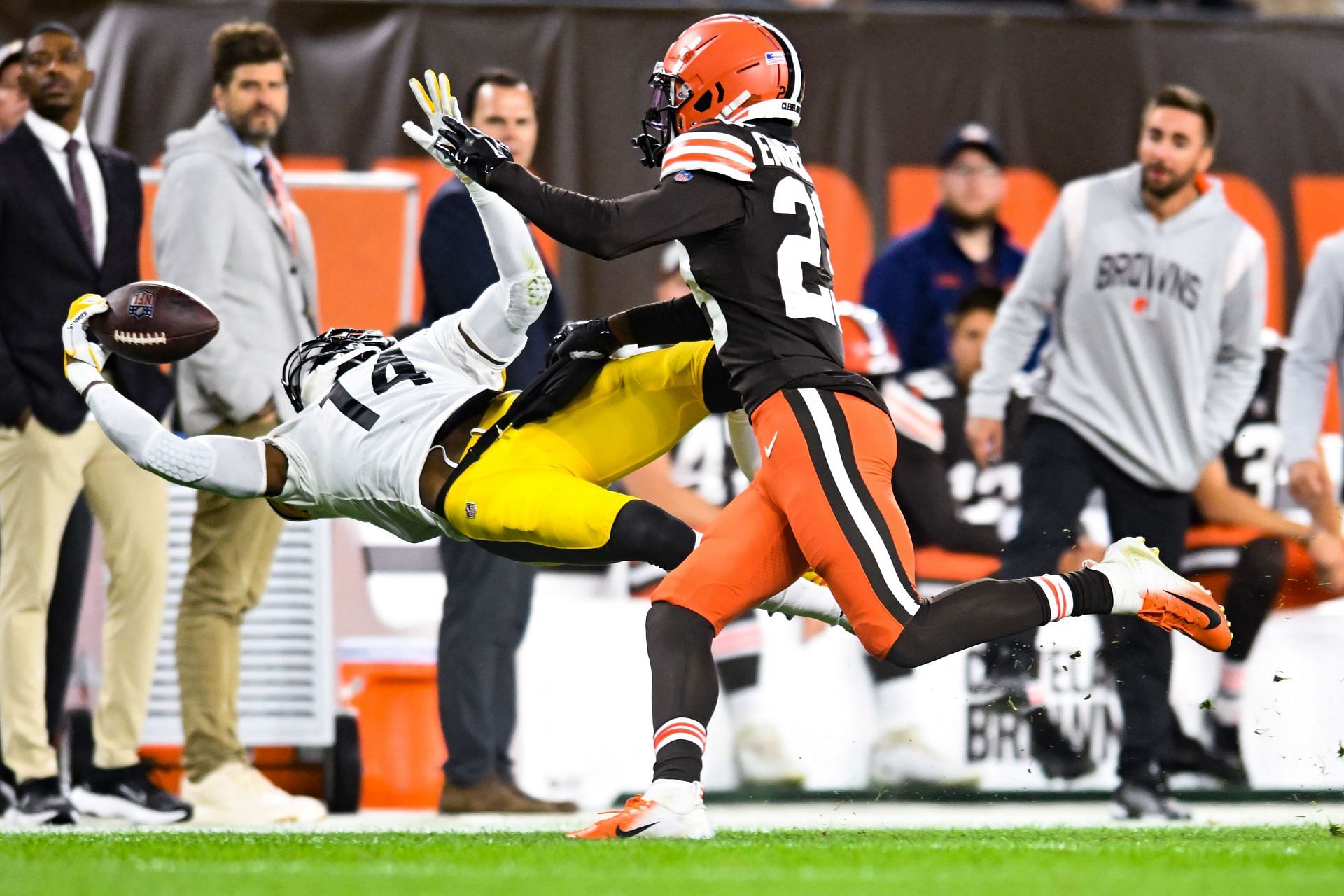 Pittsburgh Steelers v Cleveland Browns