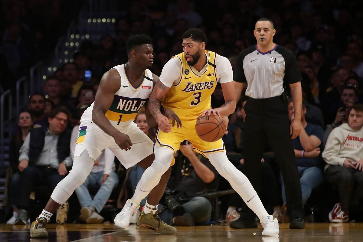 Zion Williamson guards Anthony Davis.