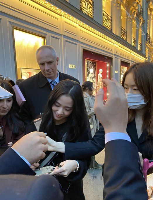 Fans are obsessed with Jisoo's appearance at Paris Fashion Week