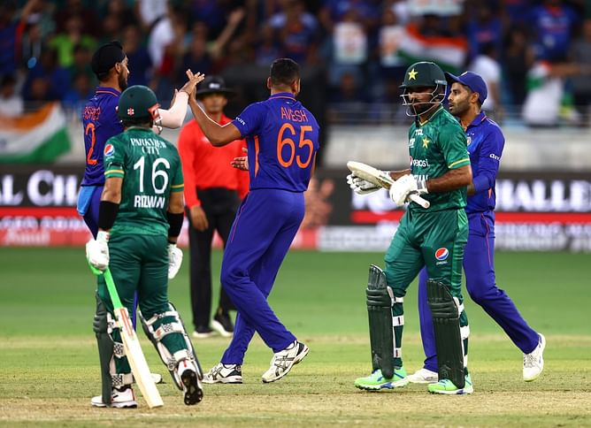 Avesh Khan के समर्थन में उतरा पूर्व खिलाड़ी, कहा आवेश को टीम में रखना होगा