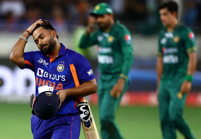 IND vs PAK - ऋषभ पंत पर गुस्से से आग बबूला हुए रोहित शर्मा, आउट होने के बाद जमकर लगाई क्लास