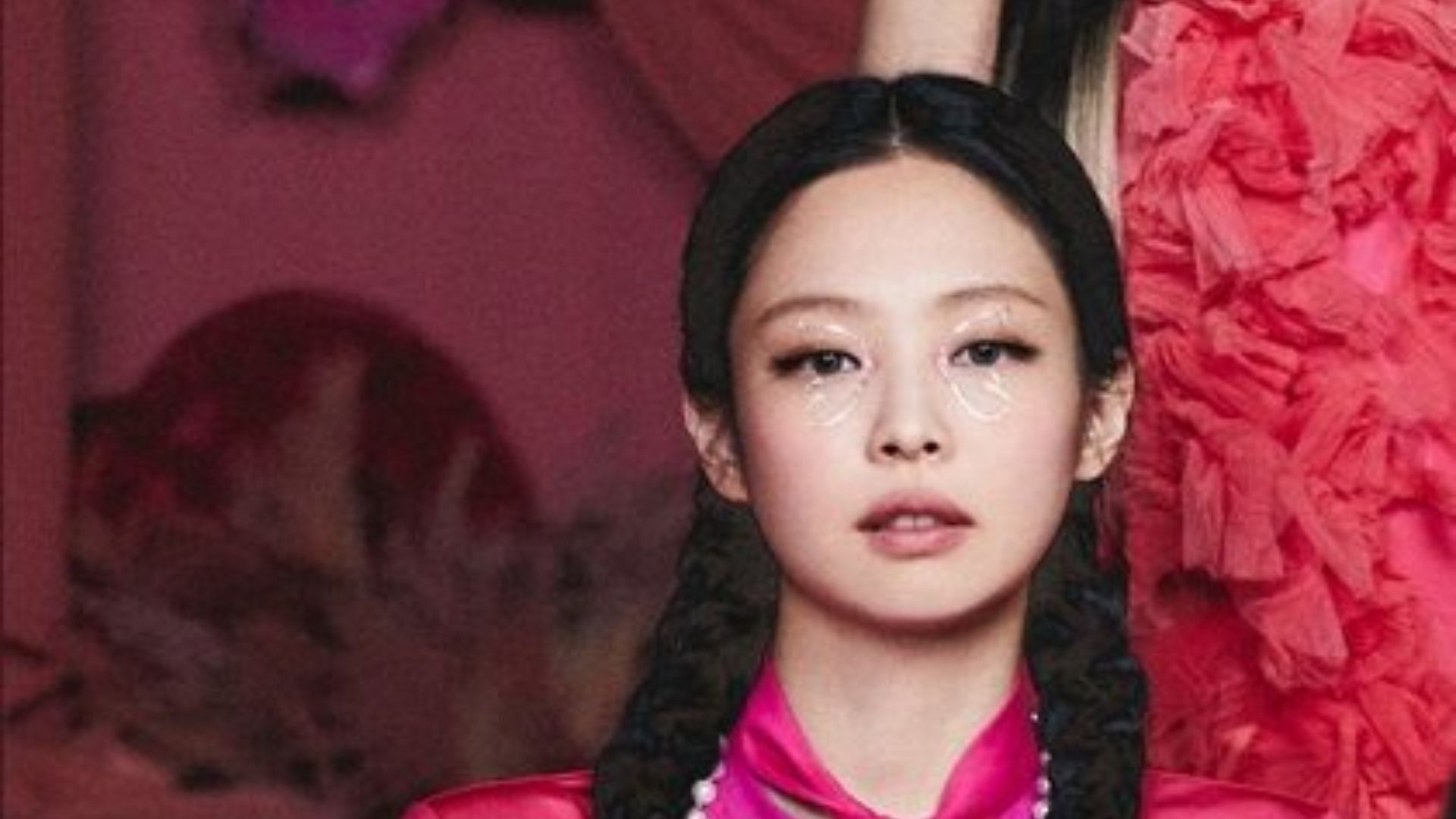 BLACKPINK Jennie wearing braids (Image via Twitter/@jnkisbae)