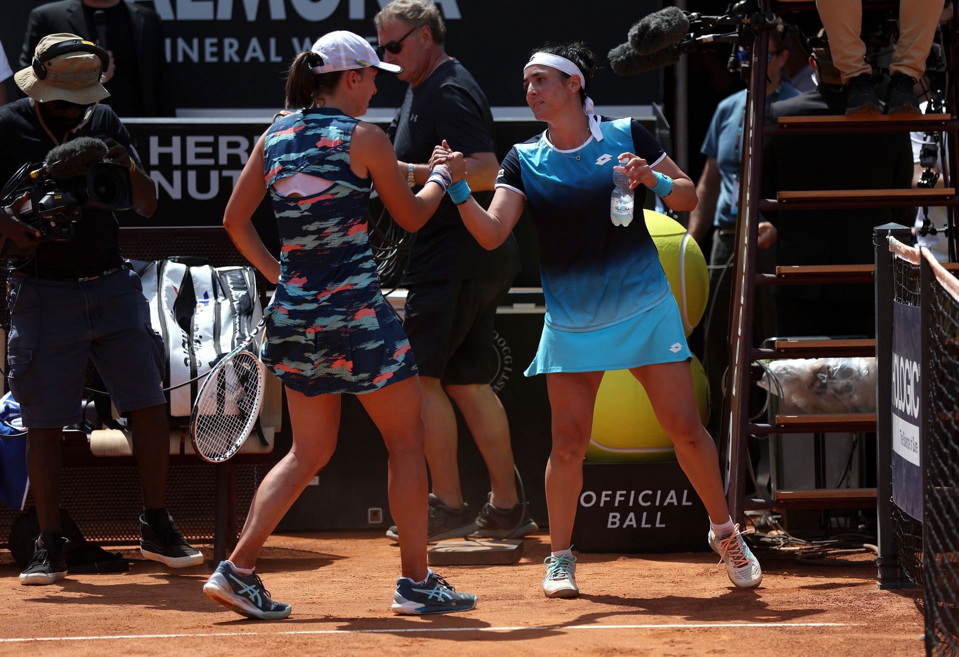 Iga Swiatek and Ons Jabeur shake hands following the 2022 Rome Masters final.