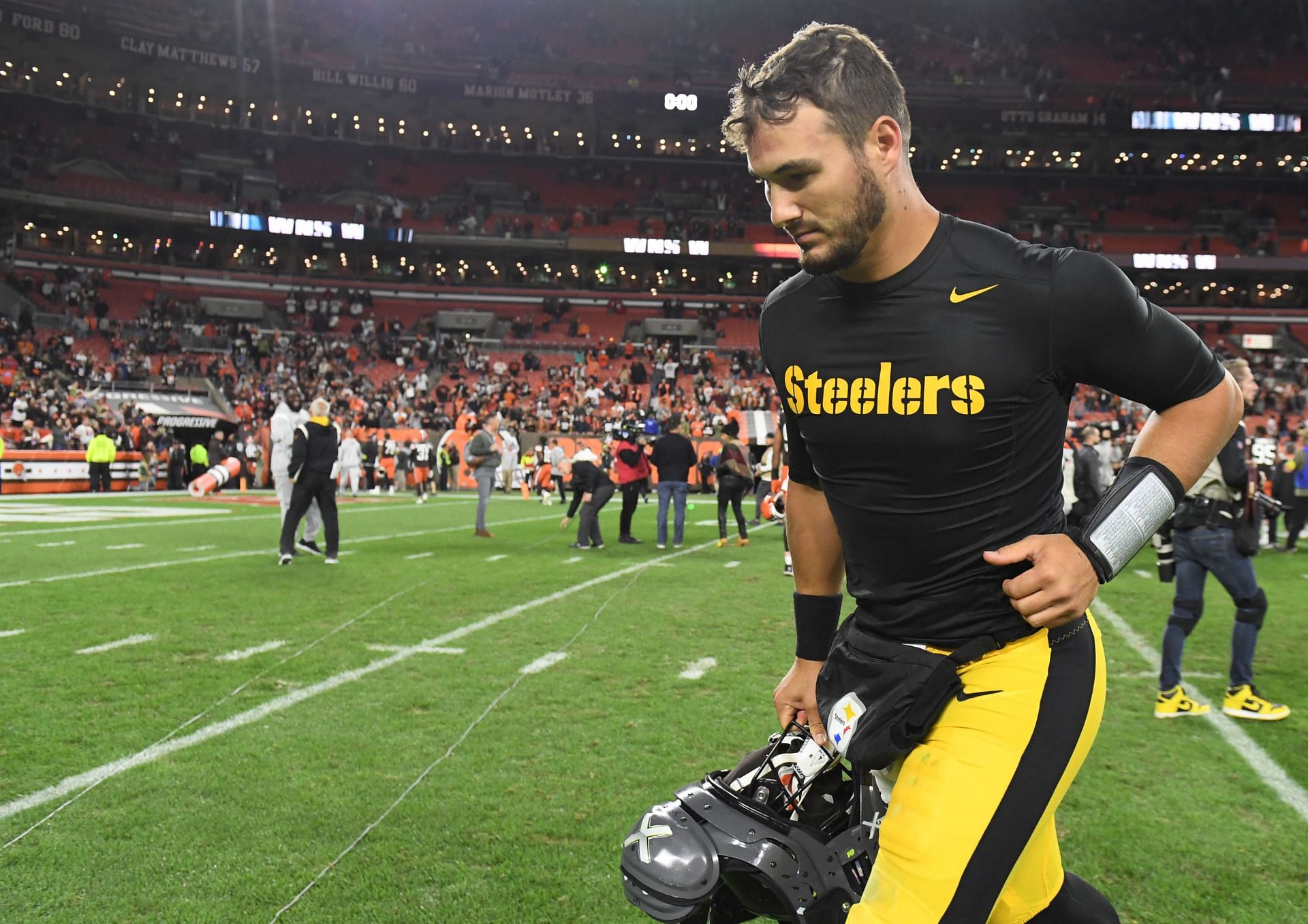 Steelers QB, Mitch Trubisky warming up before the game