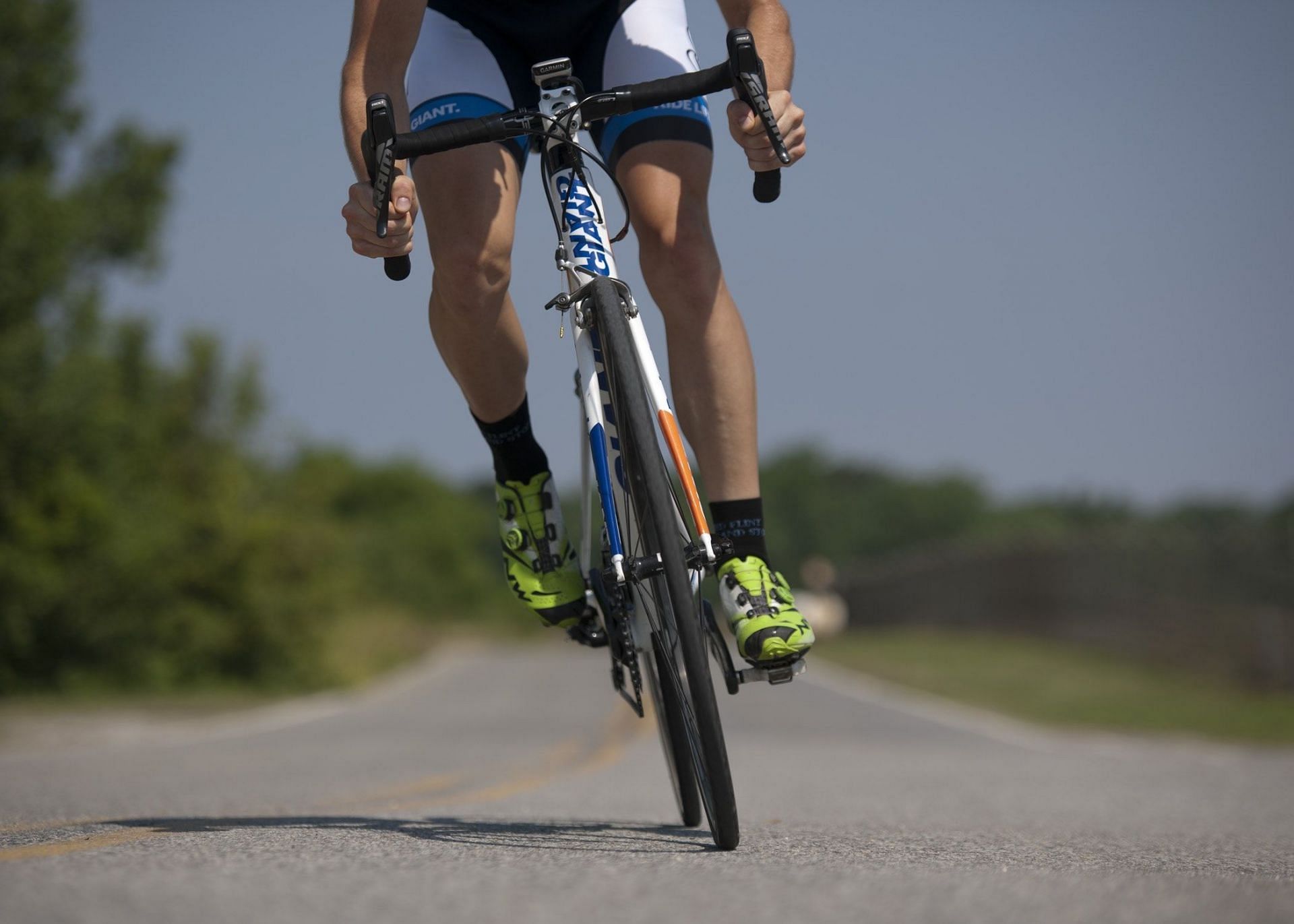 Lower body strength enhances and improves your performance while cycling. (Image via Pexels / Pixabay)