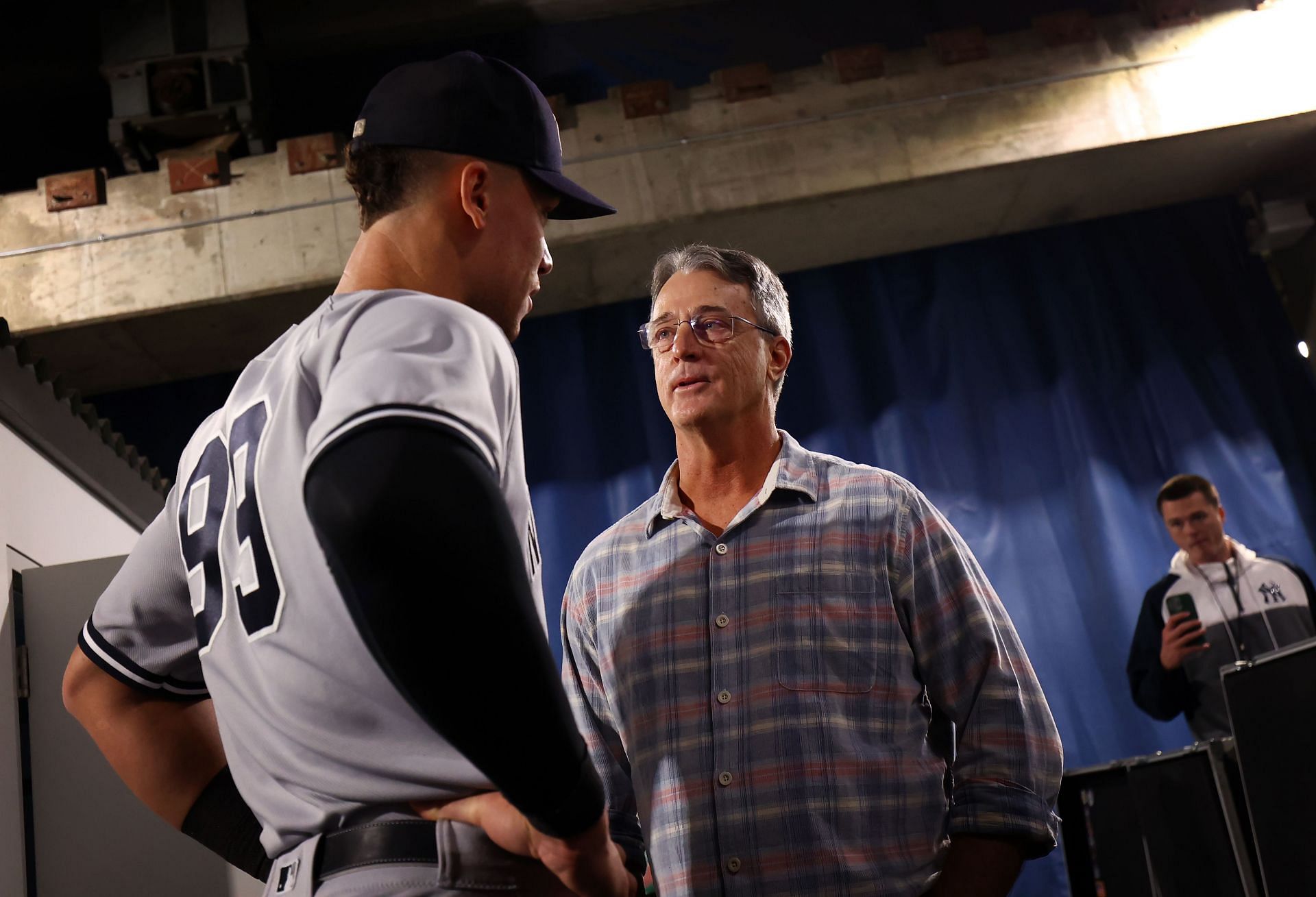 Aaron Judge's mom hugs Roger Maris' son home run No. 61