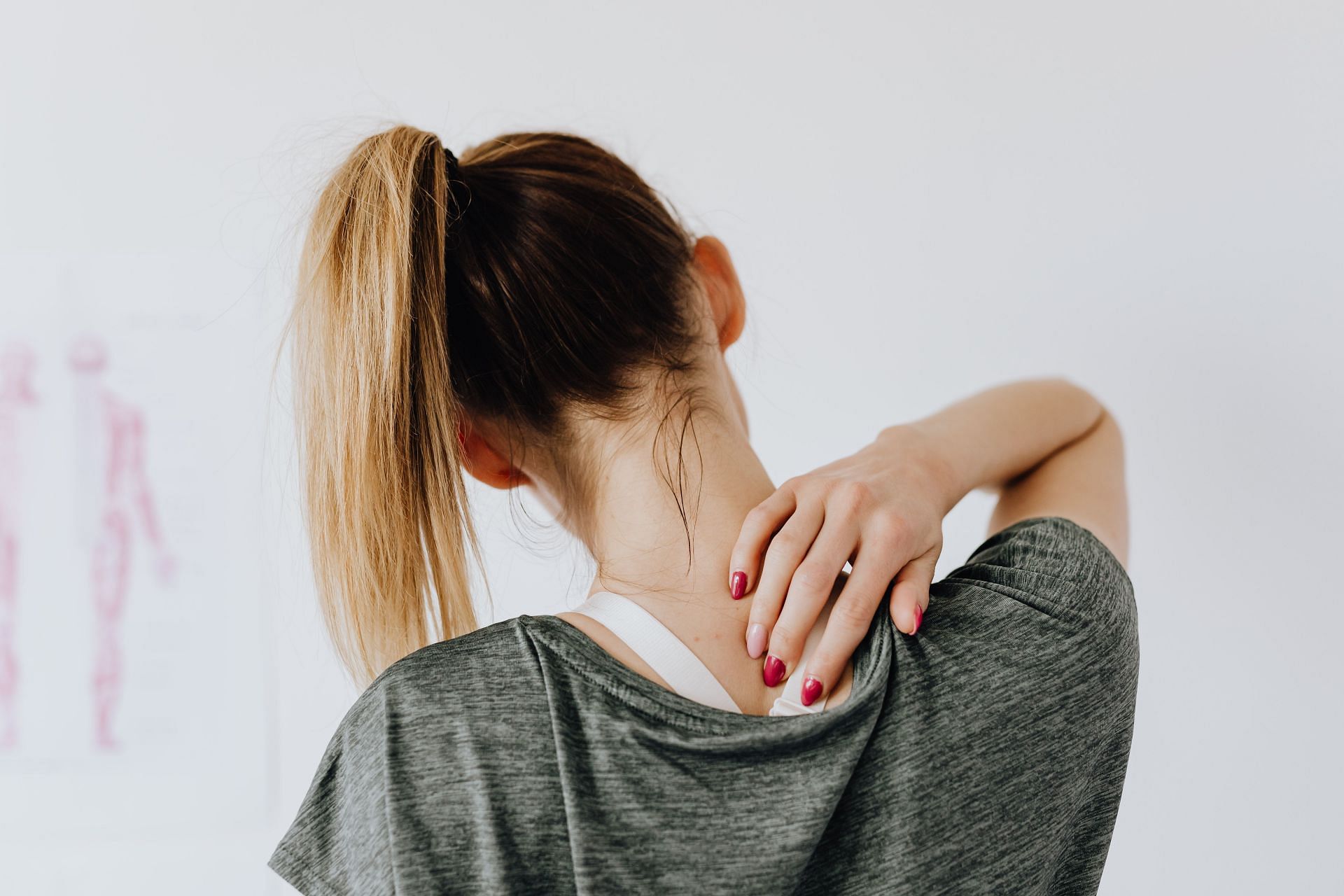 A stiff neck can result from long hours of sitting (Image via Pexels @Karolina Grabowska)