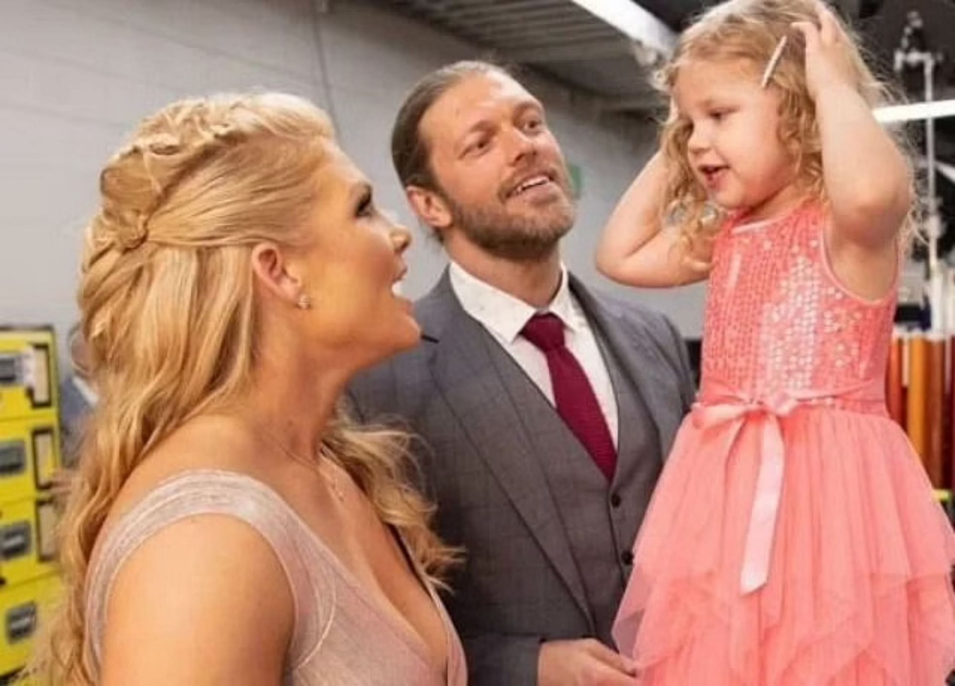 WWE दिग्गज ऐज अपने परिवार के साथ फोटो शेयर करते रहते हैं
