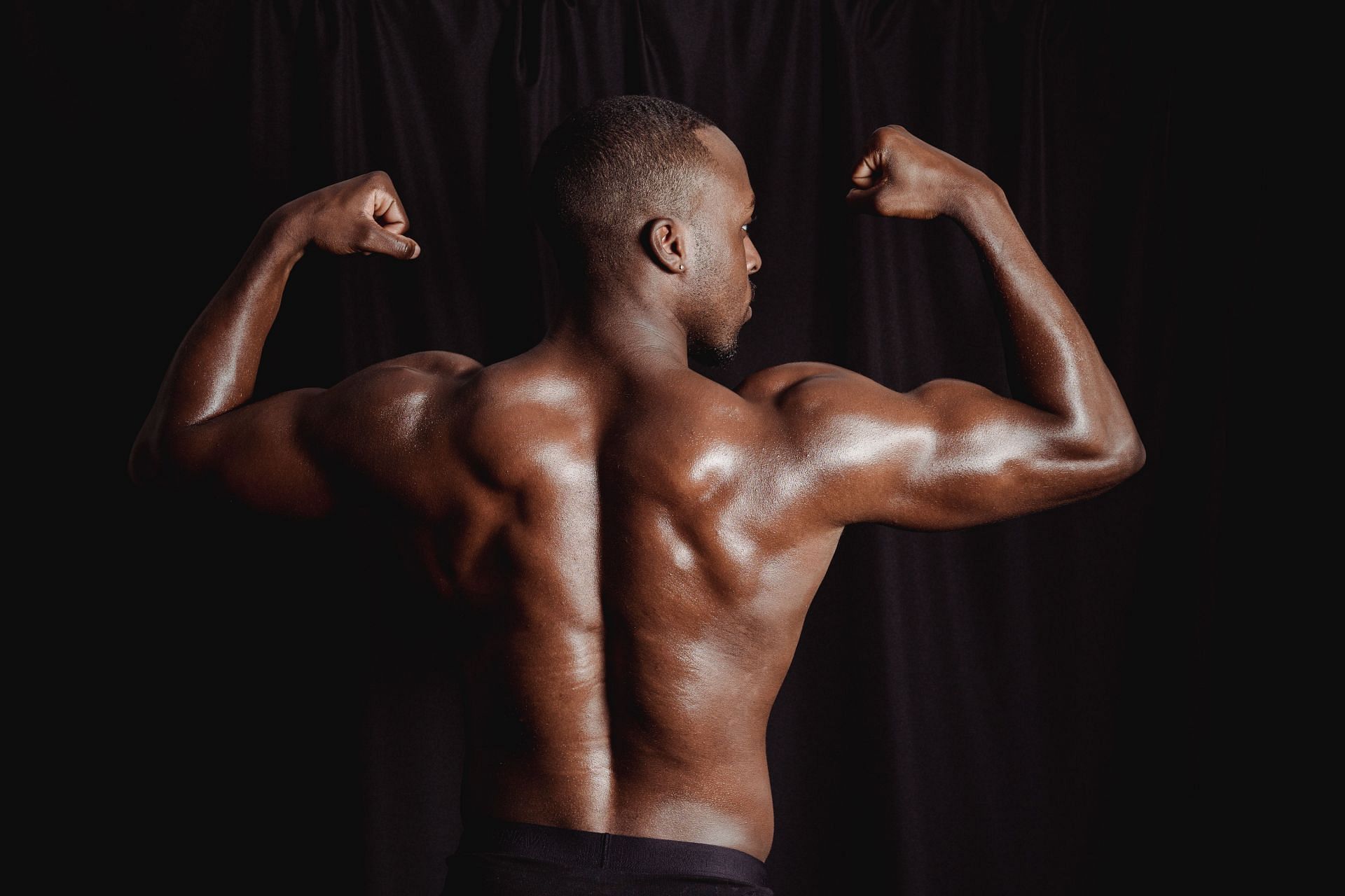 targeting the back muscles with lower lats exercises might be challenging for many lifters. (Image via Pexels/ Mike Jones)