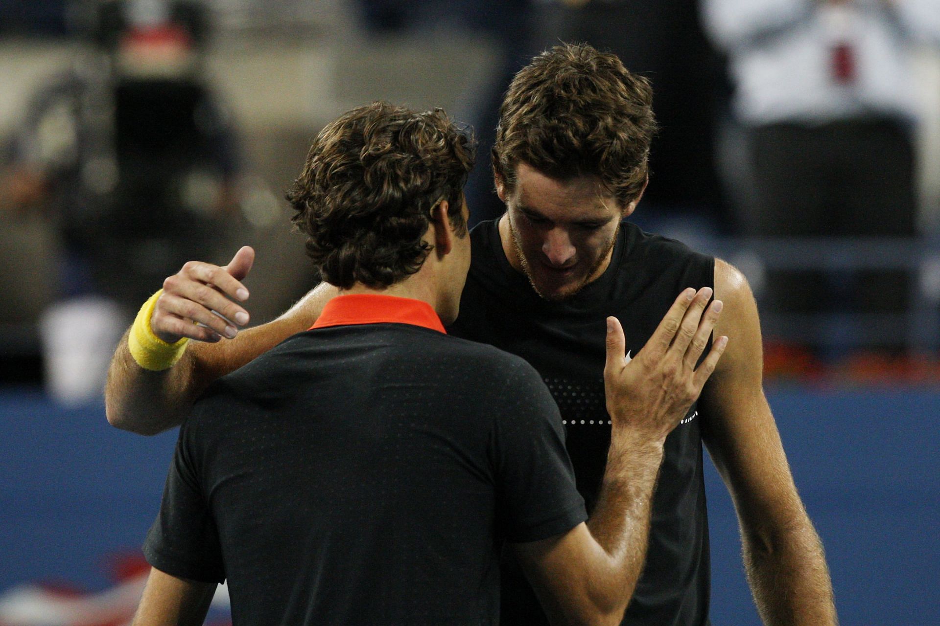 Roger Federer (L) and Juan Martin del Potro