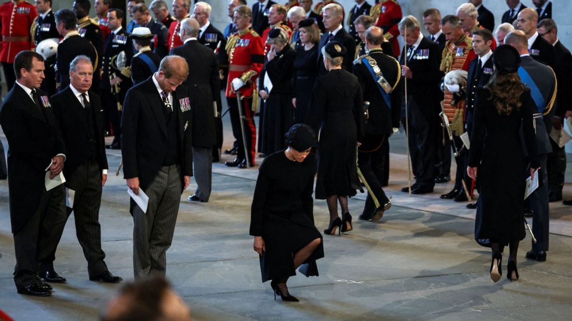 The Sussex royals paying their respects to the Queen. (Image via Alkis Konstantinidis/Getty Images)