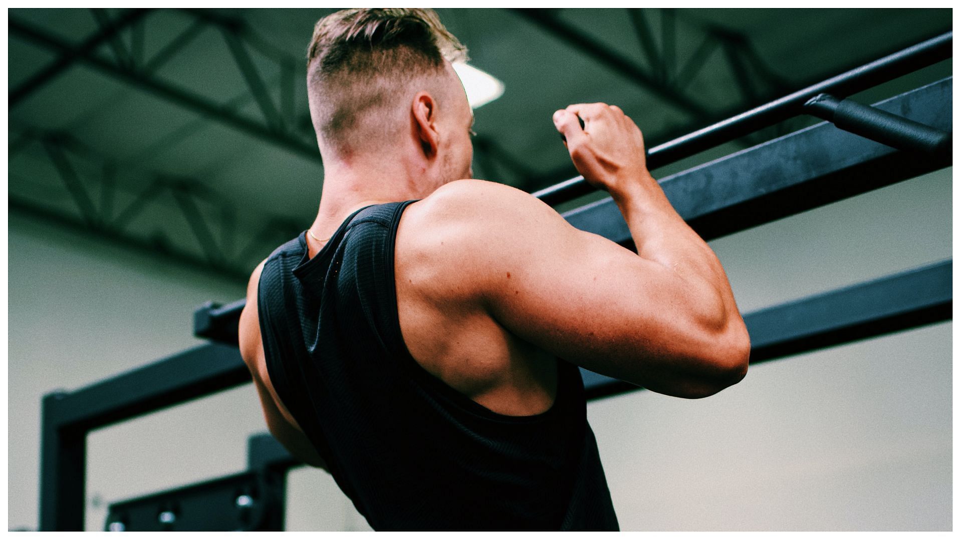 Best and effective pull-up bar variation exercises for men. (Image via Unsplash/Gordon Cowie)