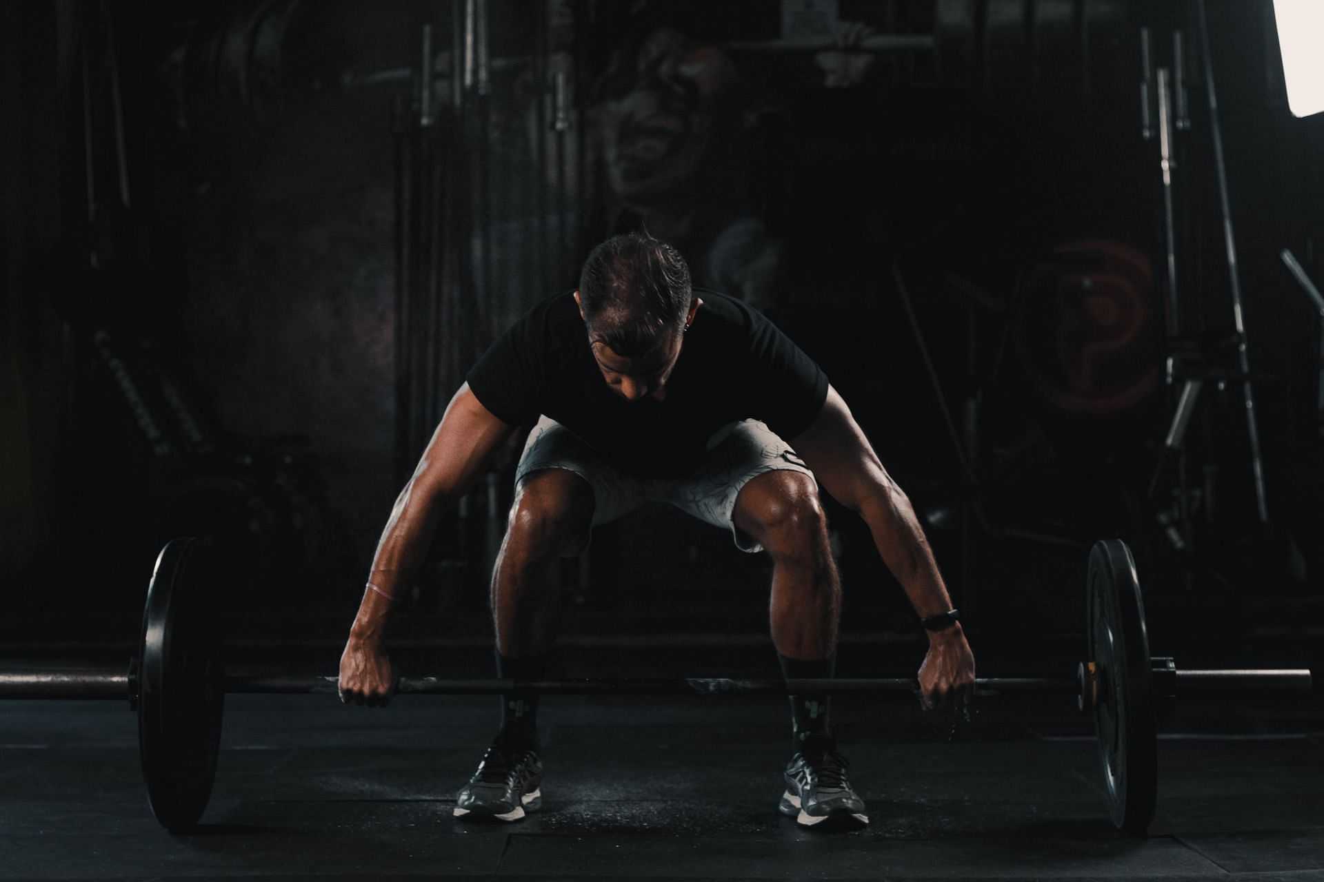 Here are some of the best upper back exercises for men! (Image via unsplash/Ricardo Henri)