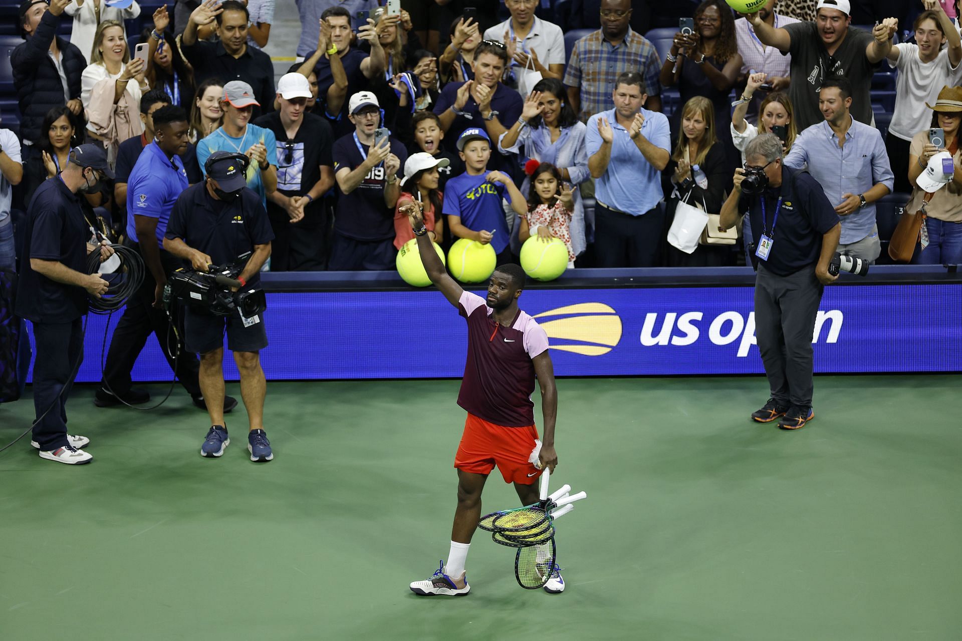 Frances Tiafoe waves to the crowd after his loss against Carlos Alcaraz at the 2022 US Open 