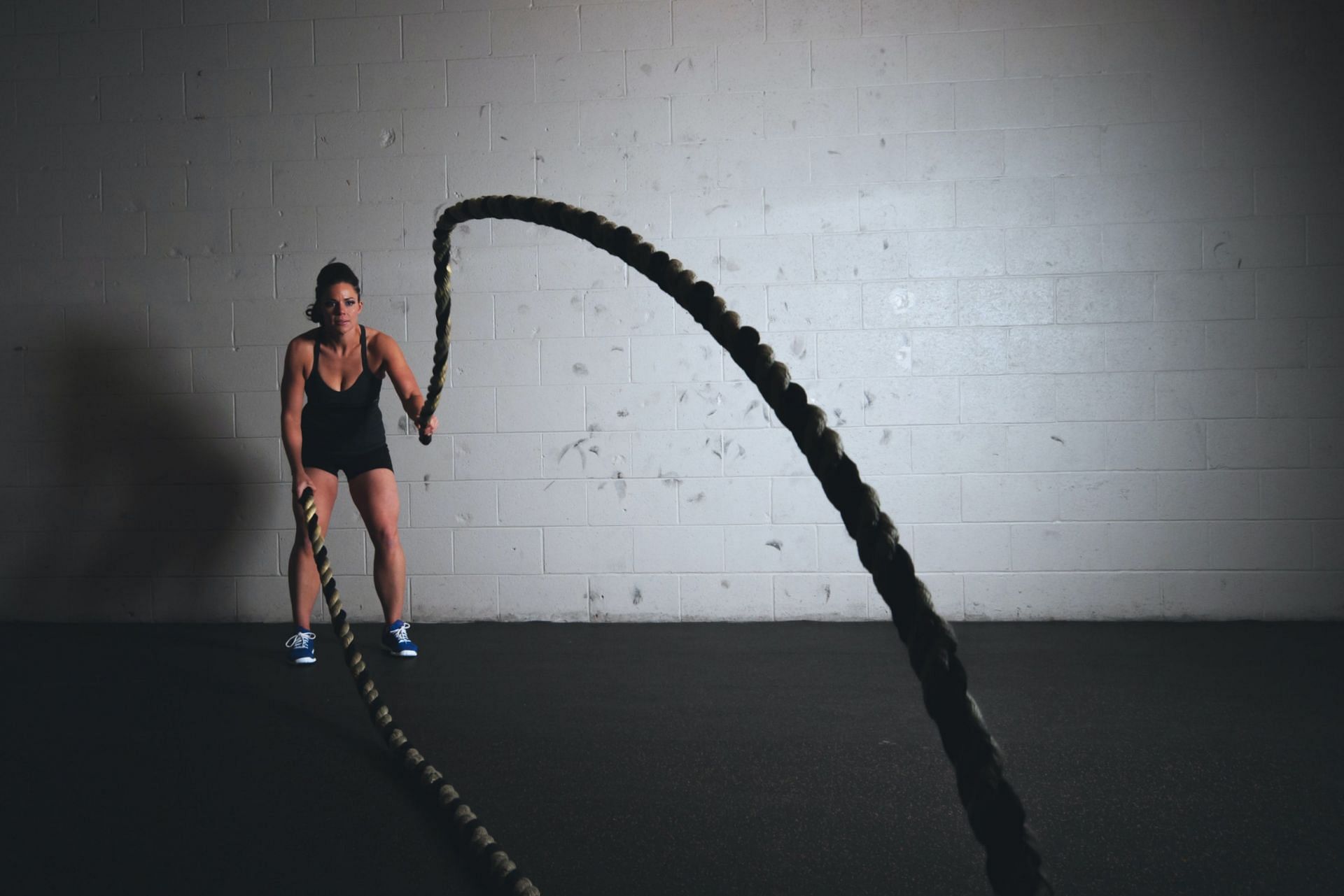 Battle rope exercises integrate strength, endurance, and cardio training; this is why they are so successful. (Image via Unsplash/ Scott Webb)